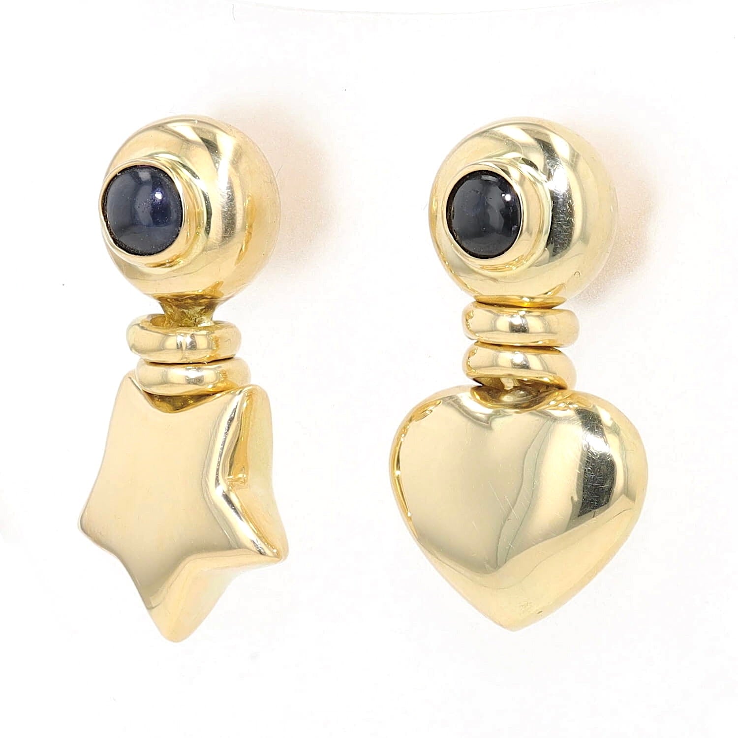 Paar Ohrringe in 750er Gelbgold mit je einem blauen Saphir-Cabochon, hängend links gedreht