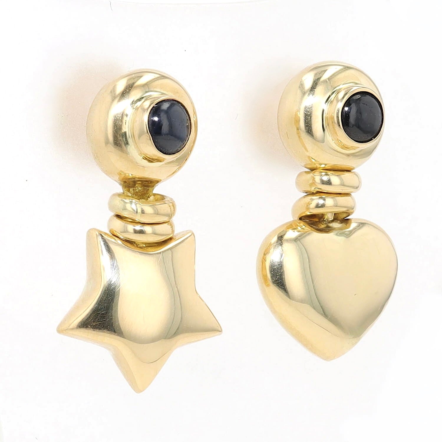 Paar Ohrringe in 750er Gelbgold mit je einem blauen Saphir-Cabochon, hängend rechts gedreht