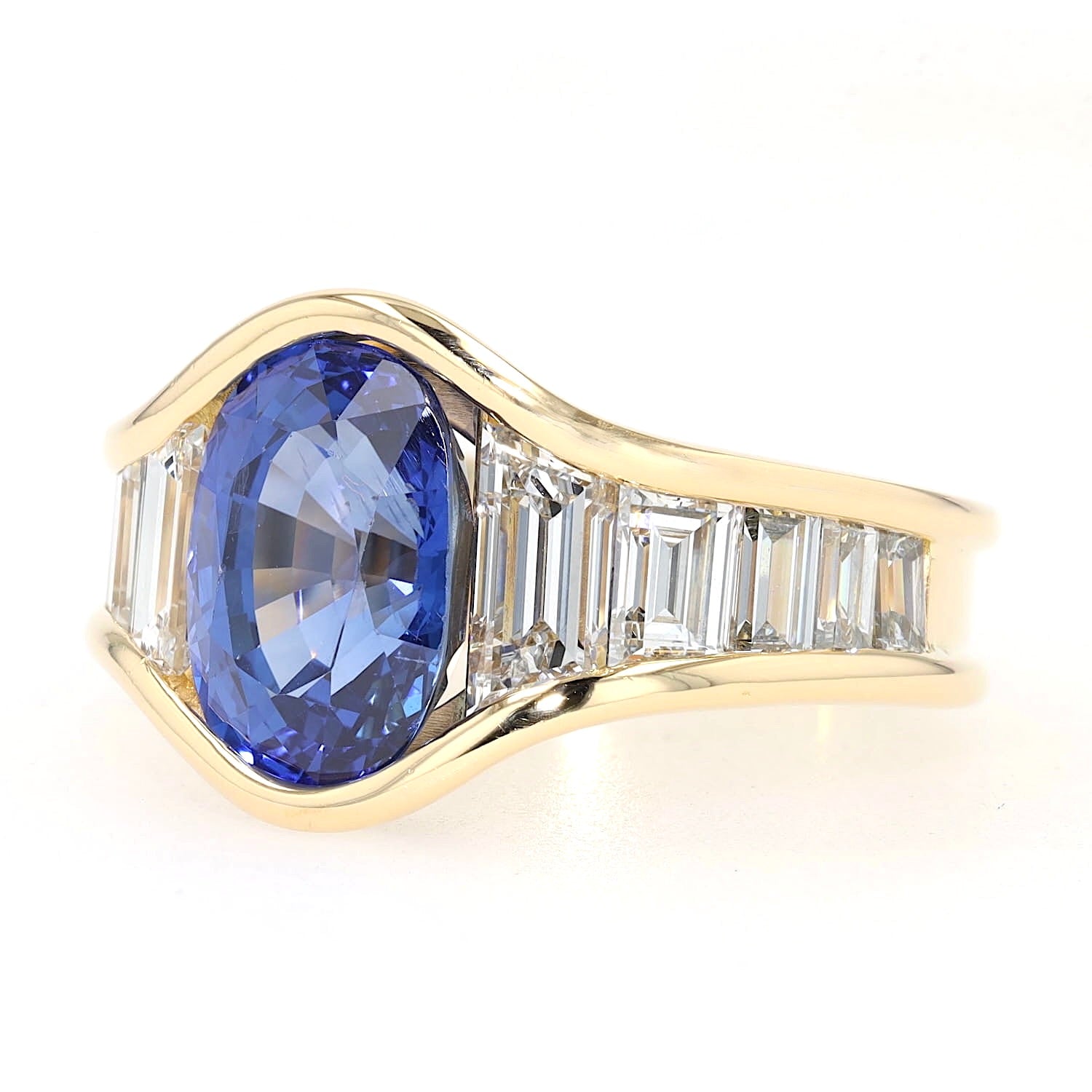 Ring in 750er Gelbgold mit einem blauen Saphir ca. 4,0 ct und insgesamt ca. 2,0 ct Diamanten, liegend links gedreht