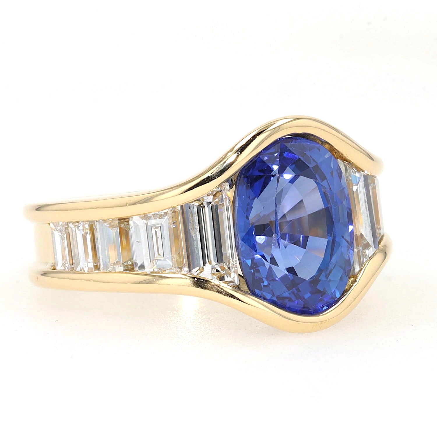 Ring in 750er Gelbgold mit einem blauen Saphir ca. 4,0 ct und insgesamt ca. 2,0 ct Diamanten, liegend rechts gedreht