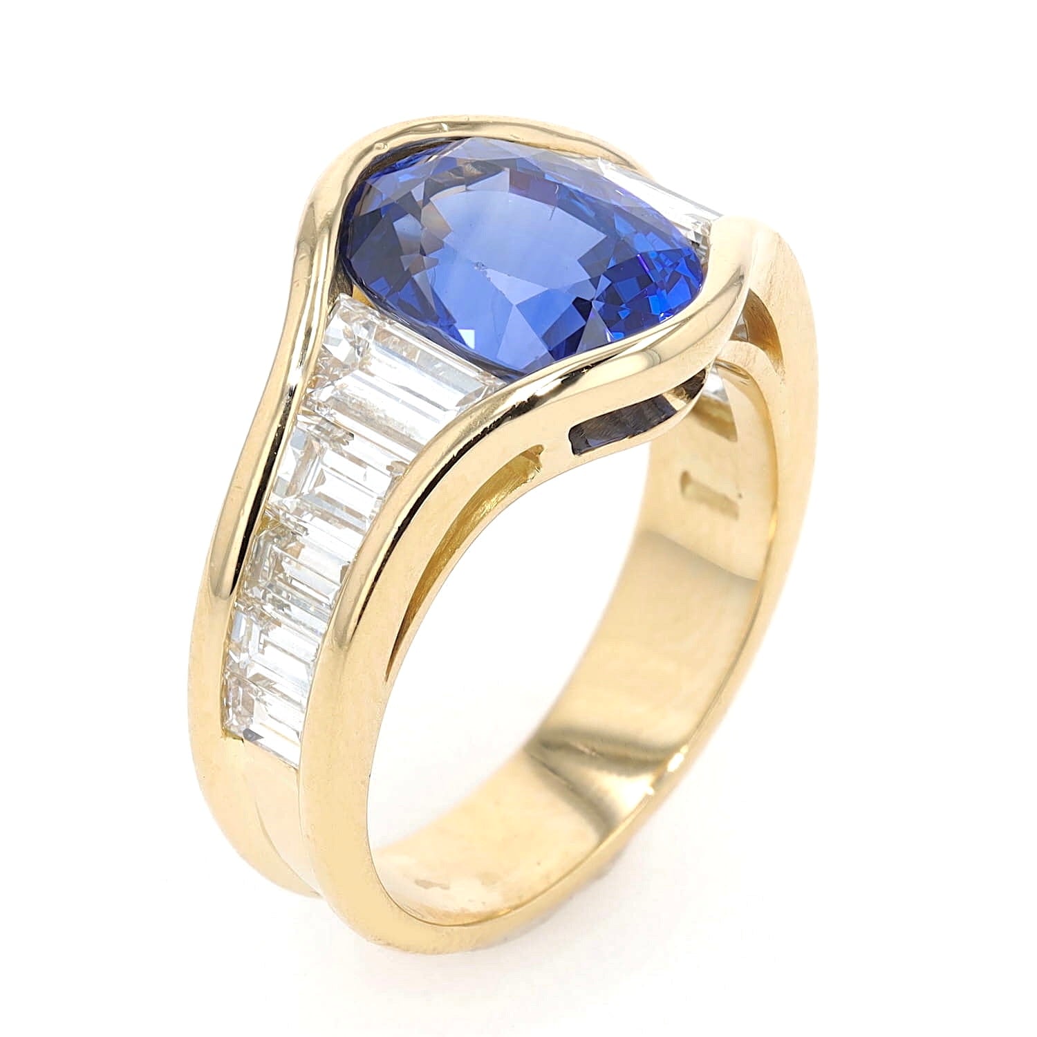 Ring in 750er Gelbgold mit einem blauen Saphir ca. 4,0 ct und insgesamt ca. 2,0 ct Diamanten, stehend