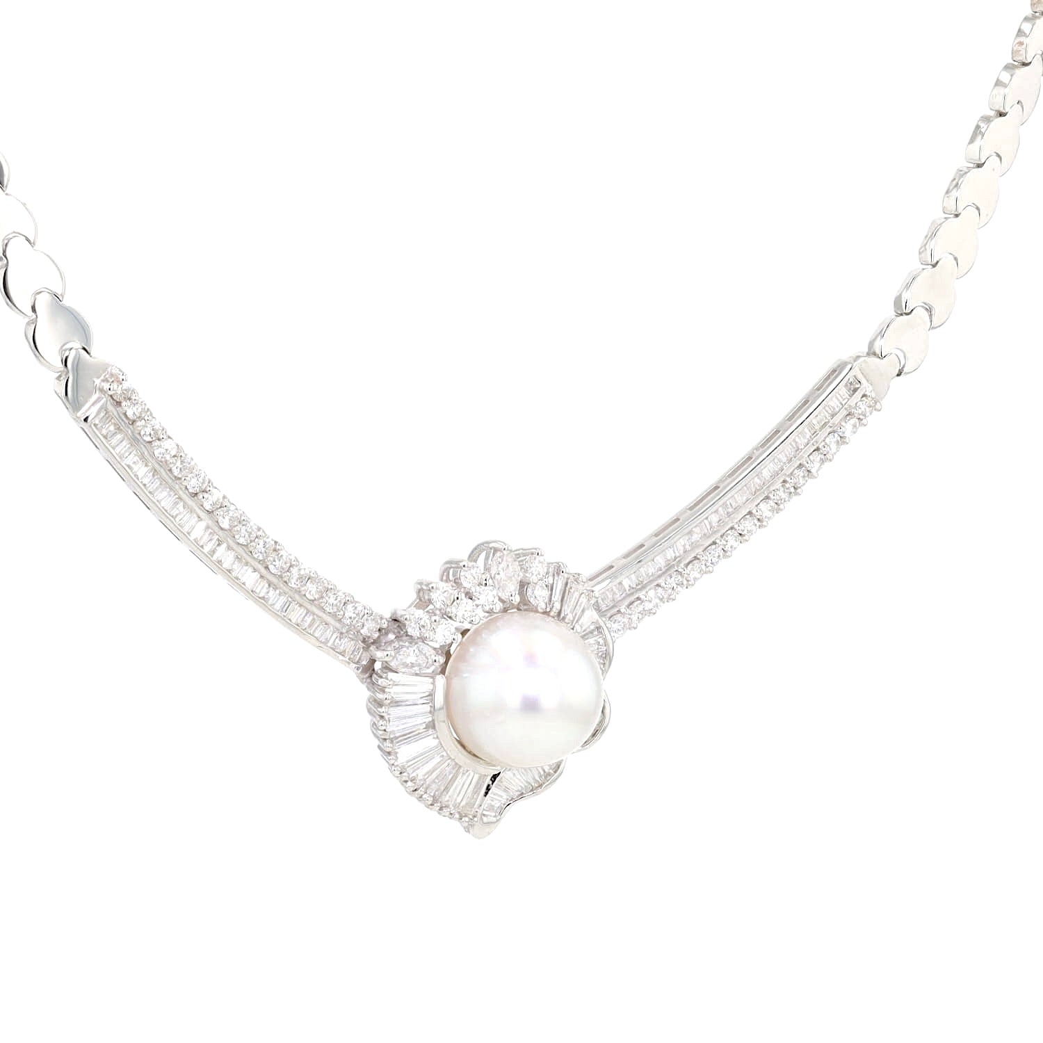 Collier in 750er Weißgold mit einer großen Zuchtperle und ingesamt ca. 4 ct Brillanten und Diamantenhängend Nachaufnahme Mittelstück, rechts gedreht