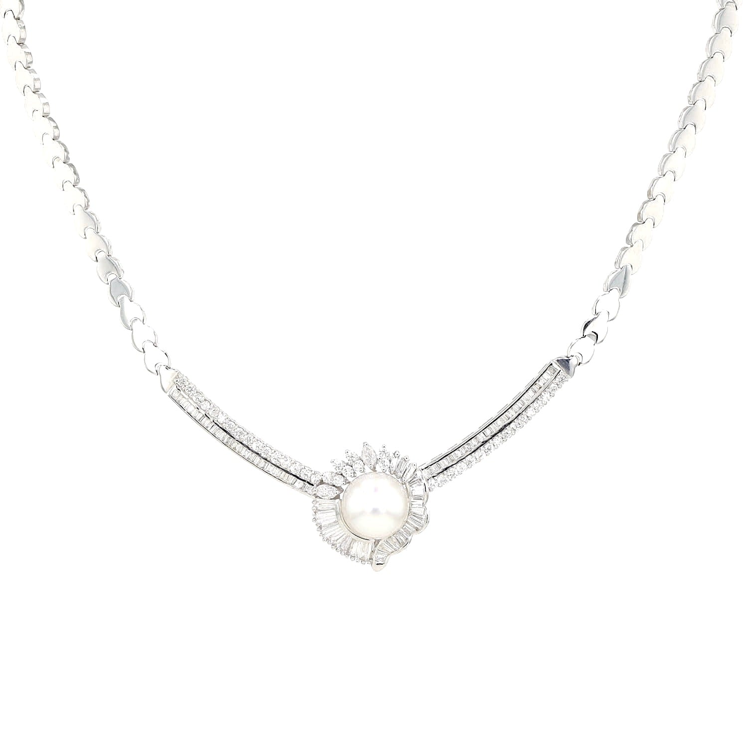 Collier in 750er Weißgold mit einer großen Zuchtperle und ingesamt ca. 4 ct Brillanten und Diamanten, hängend Mittelstück, etwas weiter weg