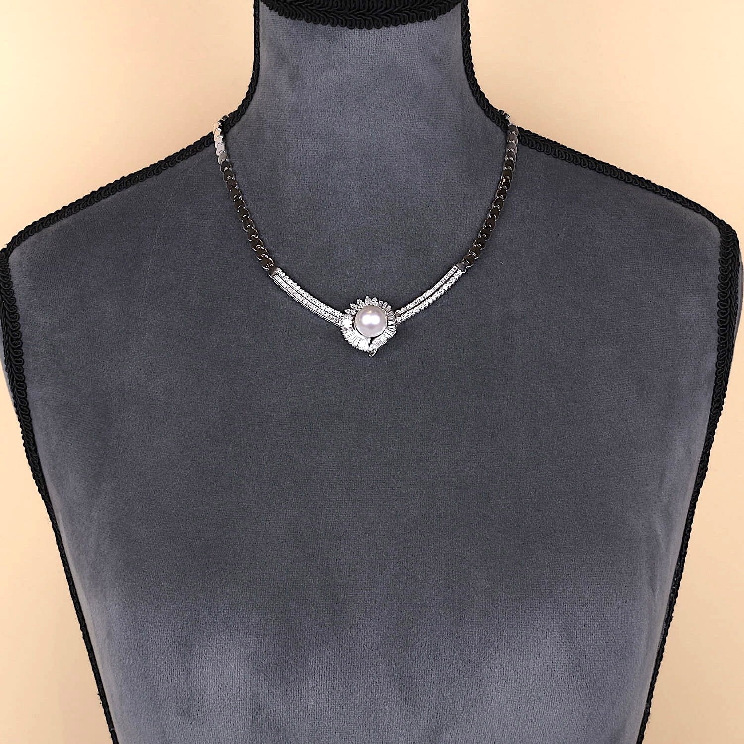Collier in 750er Weißgold mit einer großen Zuchtperle und ingesamt ca. 4 ct Brillanten und Diamanten, an einer Büste