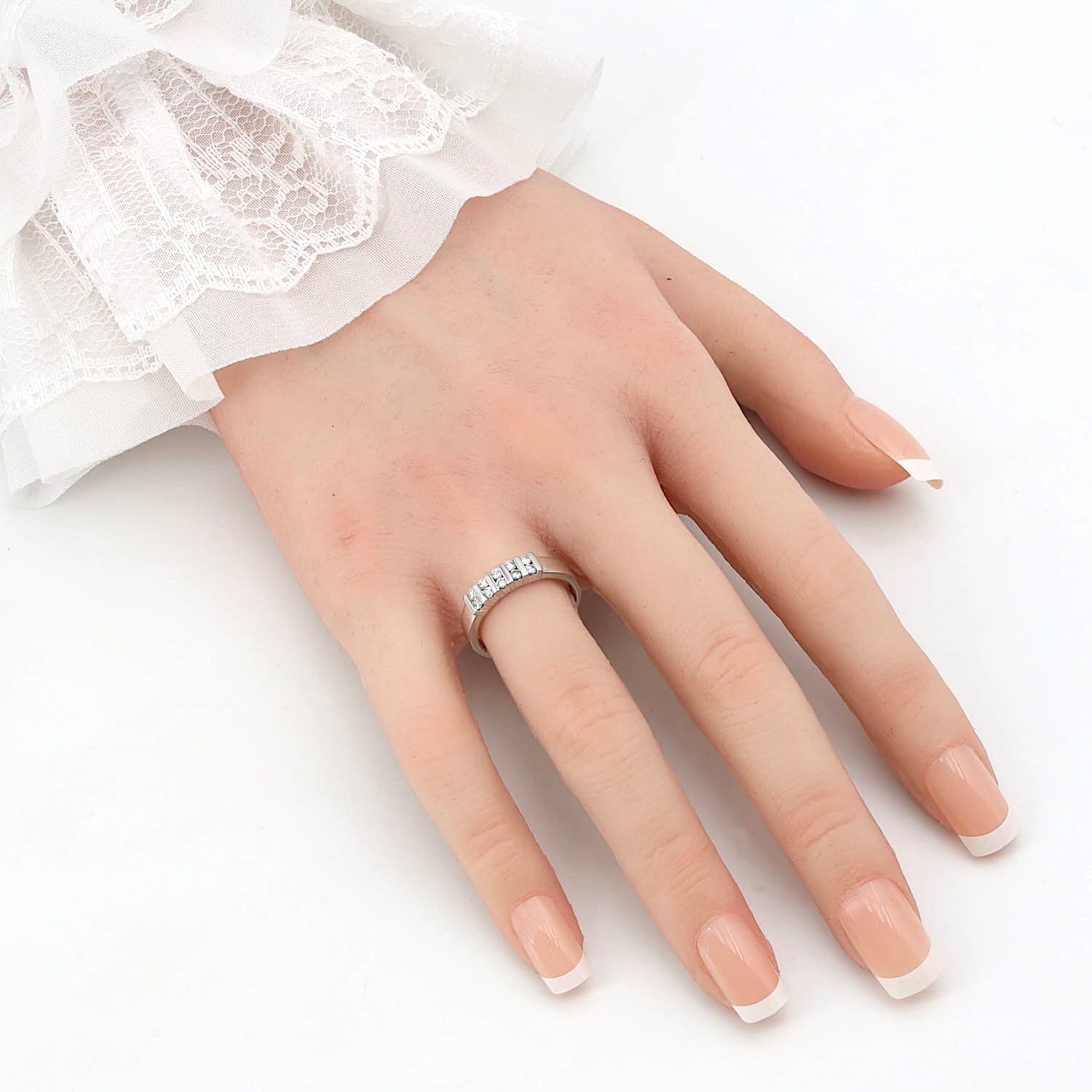 Ring in 750e Weißgold mit Brillanten, an einer künstlichen Hand