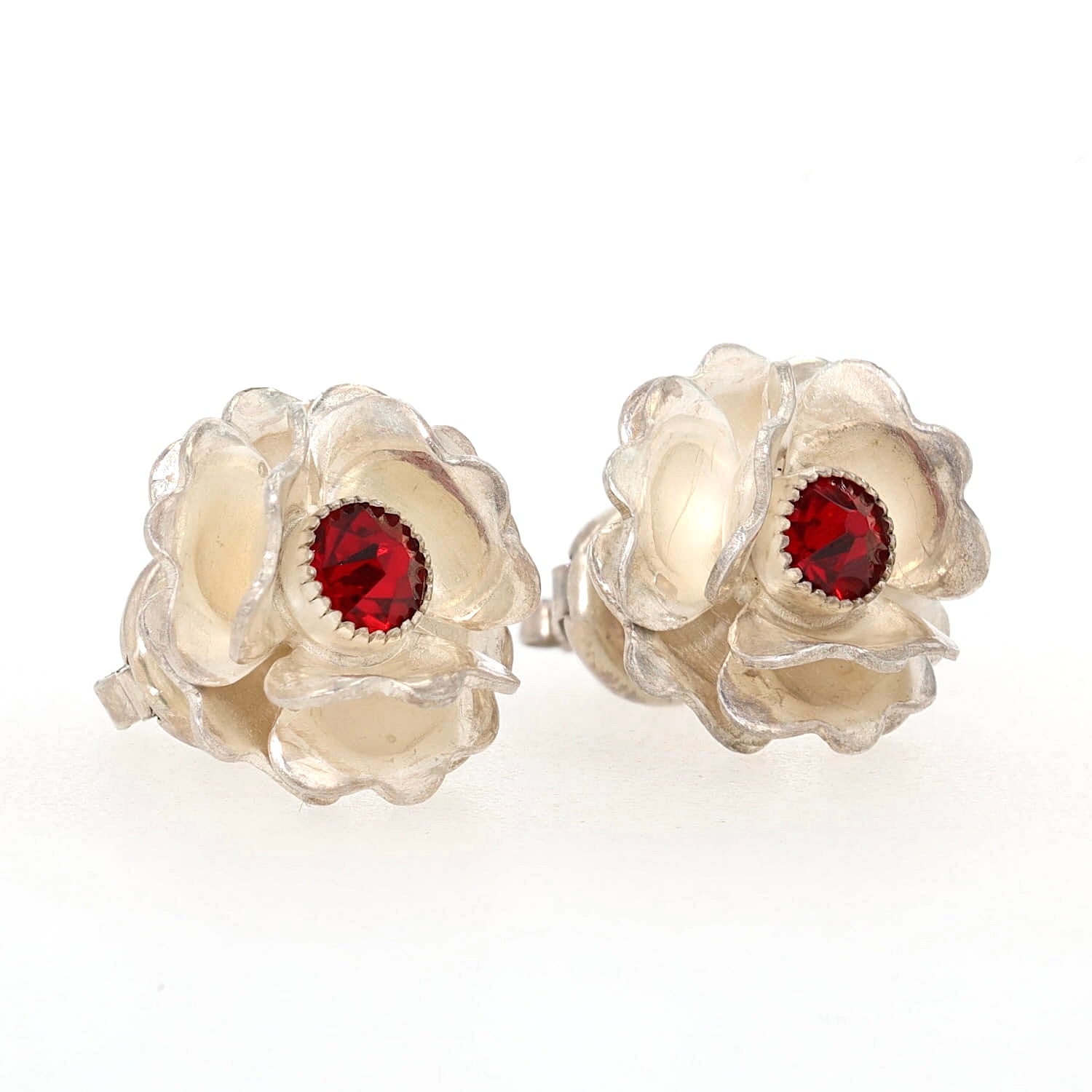 Vintage Ohrstecker in 900er Silber mit je einem roten Stein, liegend rechts gedreht