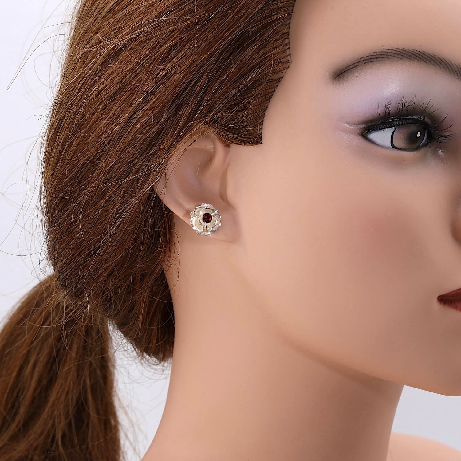 Vintage Ohrstecker in 900er Silber mit je einem roten Stein, einzelnd am Ohr einer Puppe