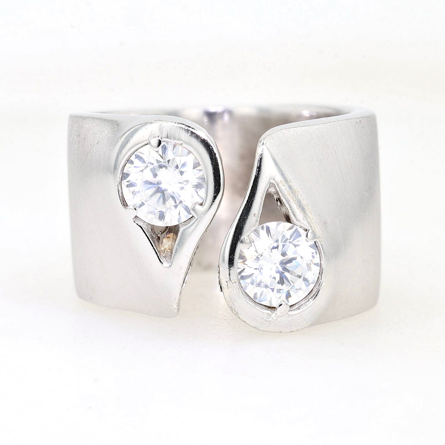 Ring in 950er Silber mit zwei weißen Cubic Zirkonias, liegend frontal
