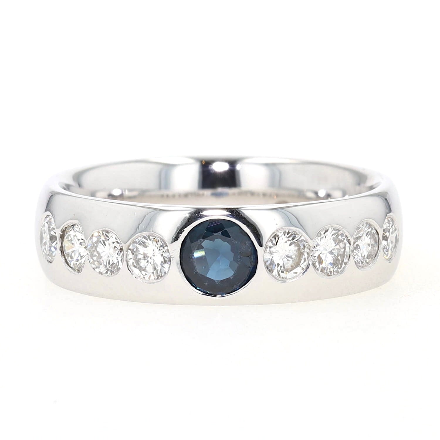 Ring in 585er Weißgold mit einem Saphir und Brillanten, liegend frontal