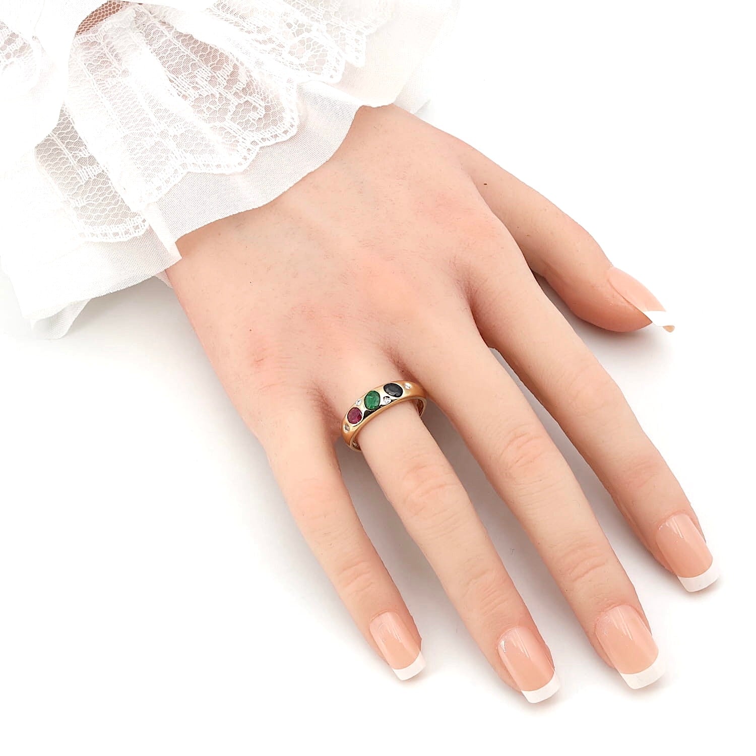 Ring in 585er Gelbgold mit Diamanten, Rubin, Saphir und Smaragd, an einer künstlichen Hand