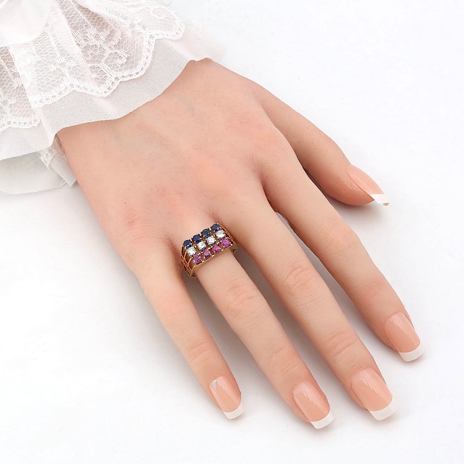 Vintage Ring in 750er Gelbgold mit Rubinen Saphiren und Brillanten, an einer künstlichen Hand