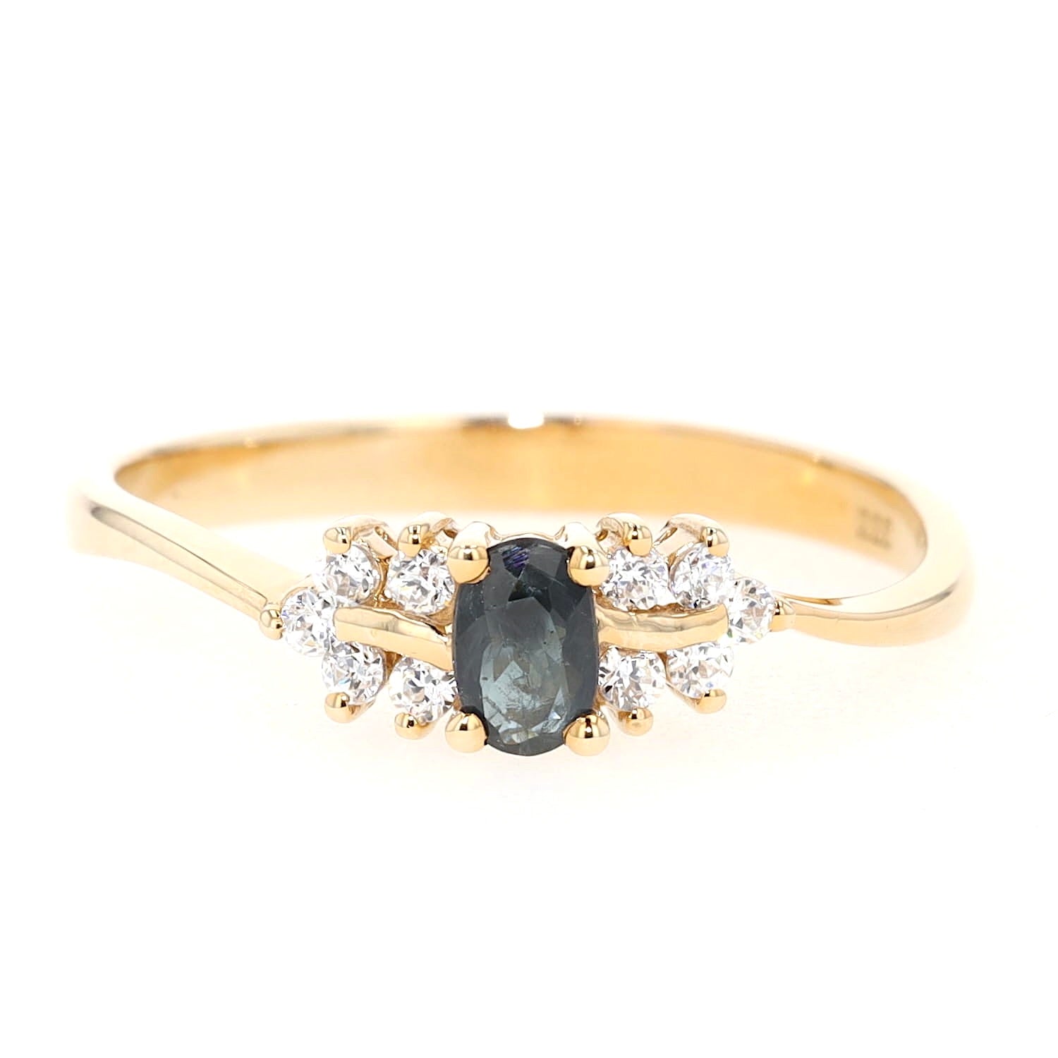 Ring in 333er Gelbgold mit einem Saphir und weißen Cubic-Zirkonias, liegend frontal
