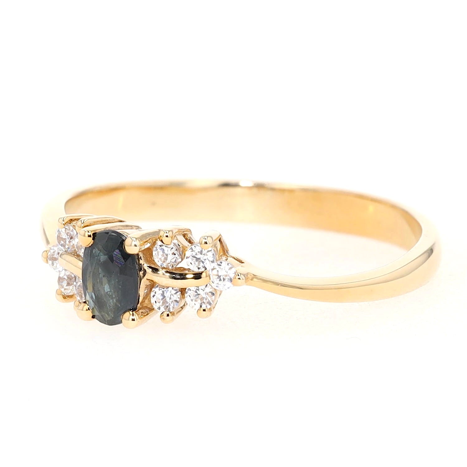 Ring in 333er Gelbgold mit einem Saphir und weißen Cubic-Zirkonias, liegend links gedreht
