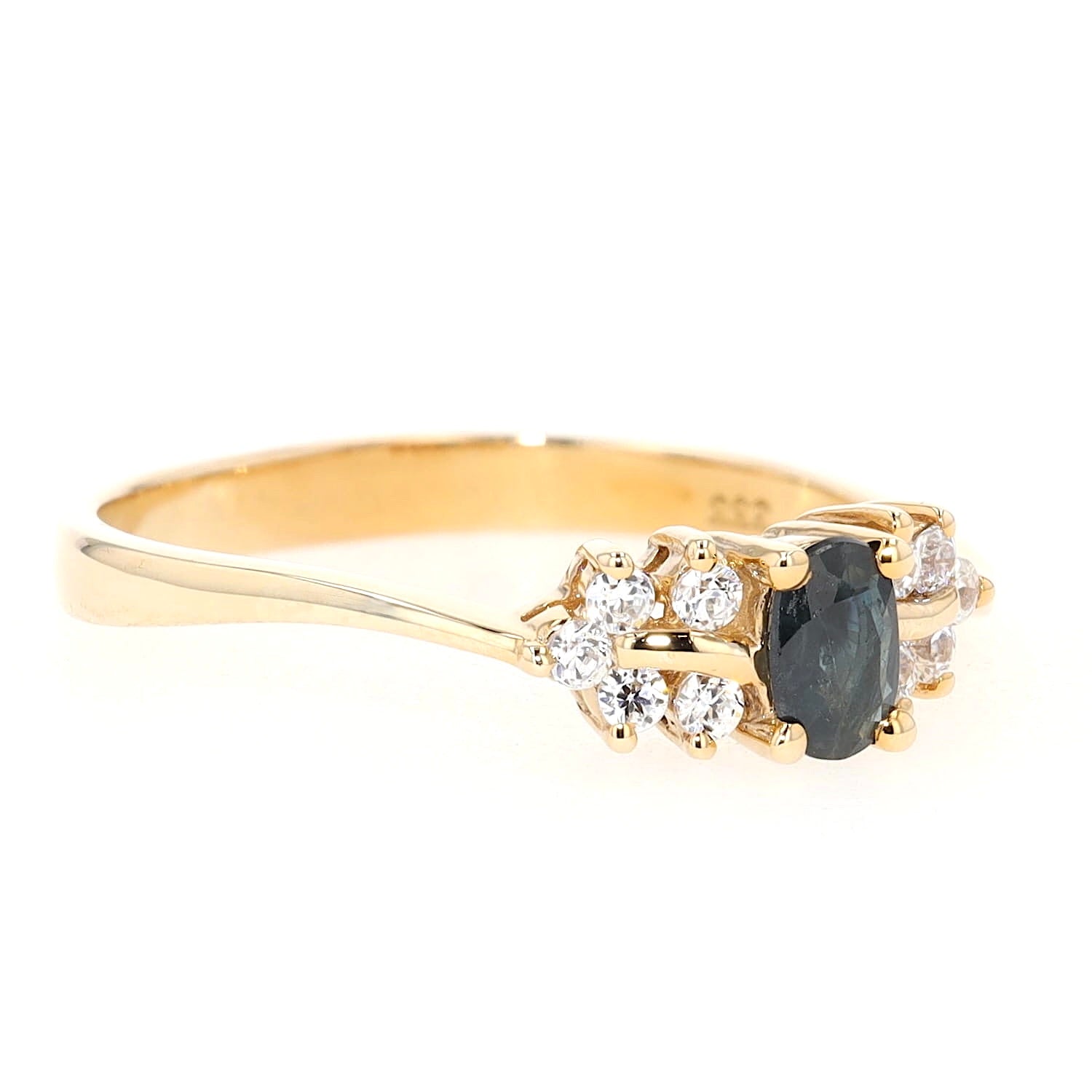 Ring in 333er Gelbgold mit einem Saphir und weißen Cubic-Zirkonias, liegend rechts gedreht
