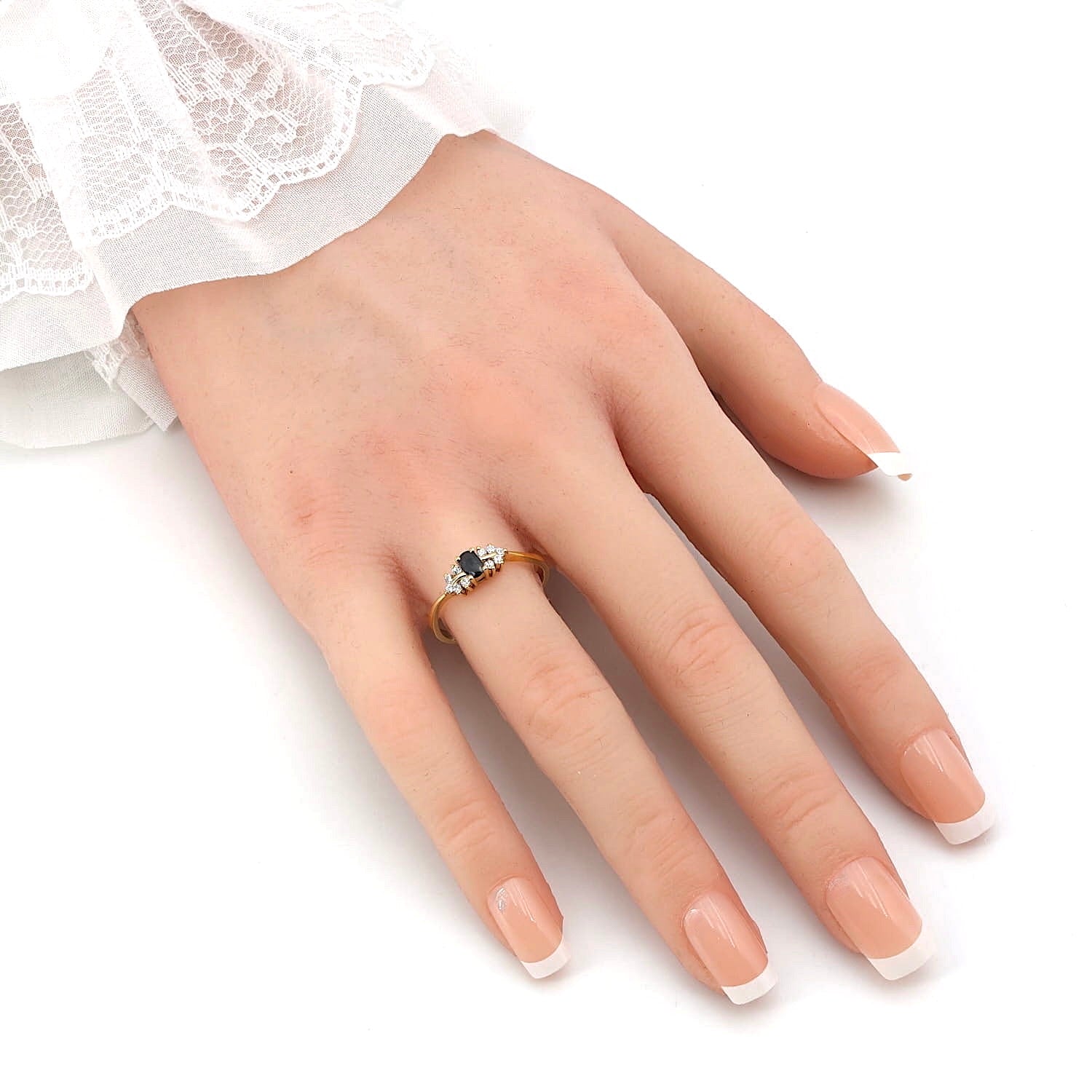 Ring in 333er Gelbgold mit einem Saphir und weißen Cubic-Zirkonias, an der Hand