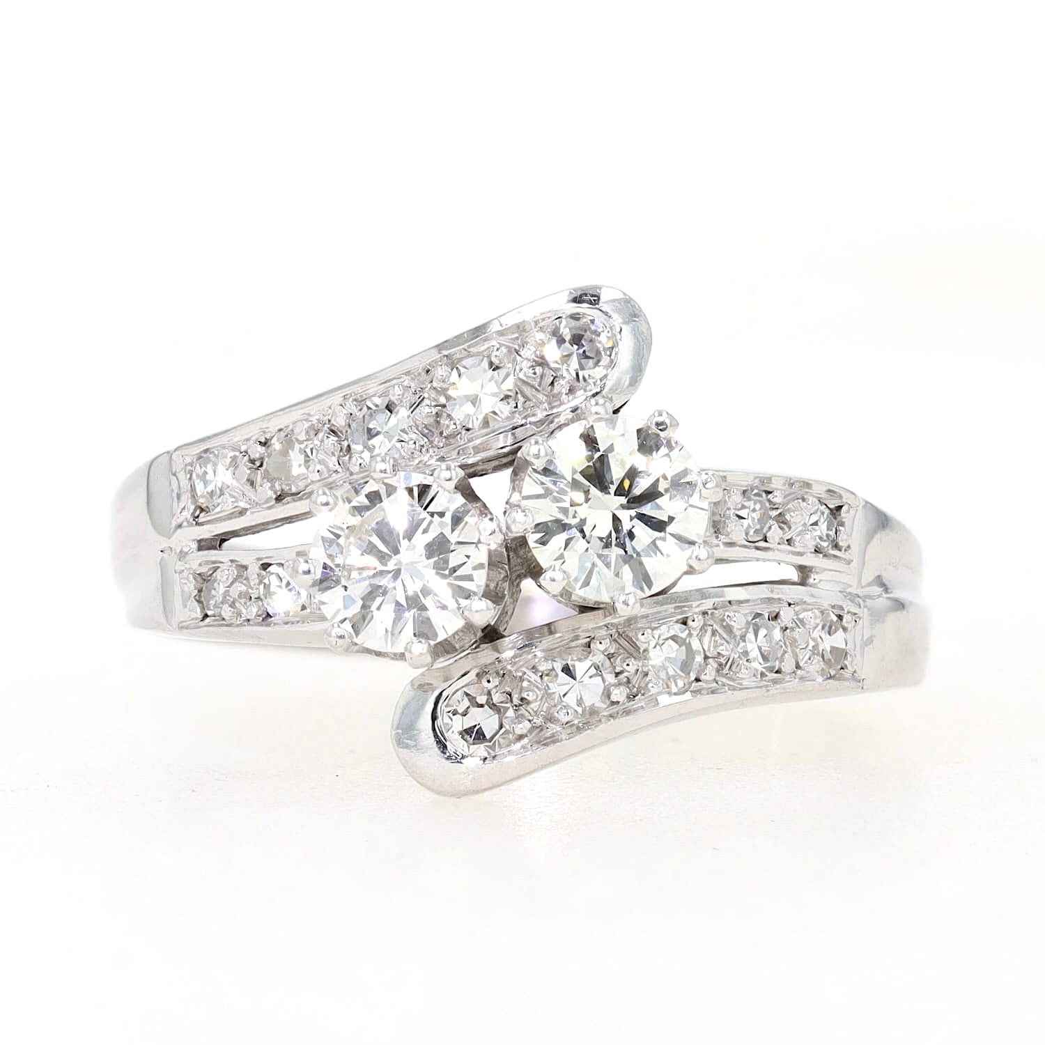 Toi-et-Moi Ring in 590er Weißgold mit insgesamt ca. 0,70 ct Diamanten, liegend frontal