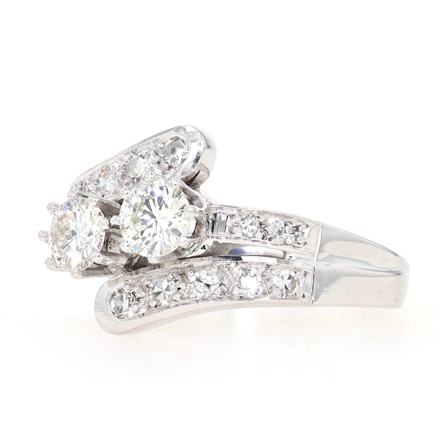 Toi-et-Moi Ring in 590er Weißgold mit insgesamt ca. 0,70 ct Diamanten, liegend links gedreht