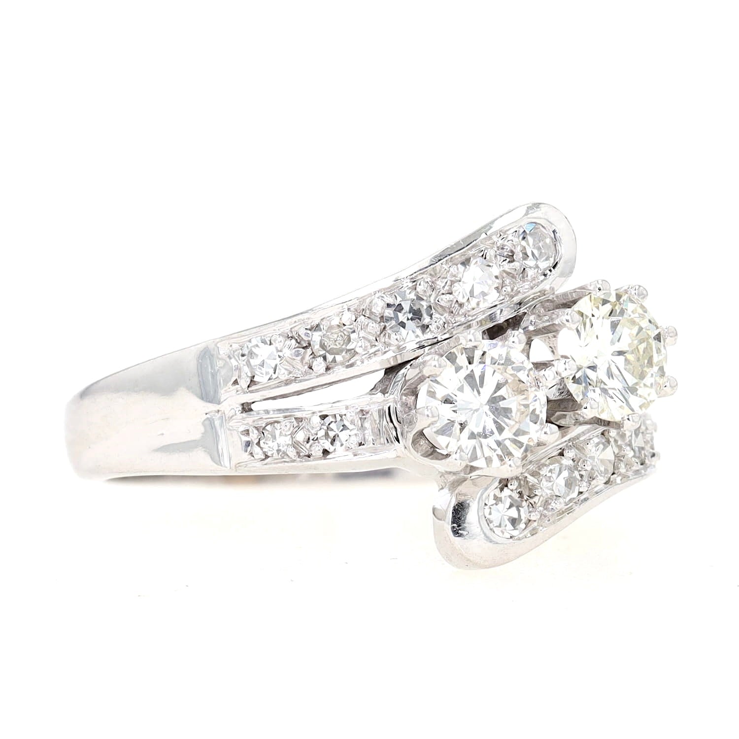 Toi-et-Moi Ring in 590er Weißgold mit insgesamt ca. 0,70 ct Diamanten, liegend rechts gedreht