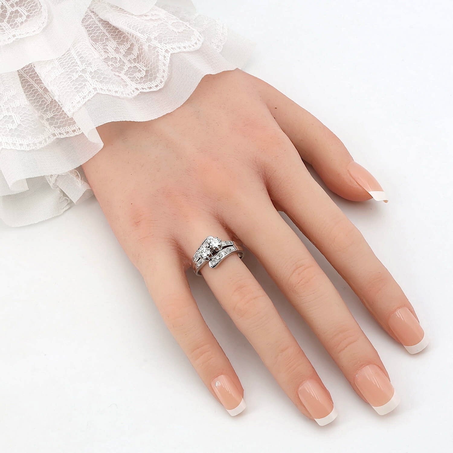 Toi-et-Moi Ring in 590er Weißgold mit insgesamt ca. 0,70 ct Diamanten, an einer künstlichen Hand