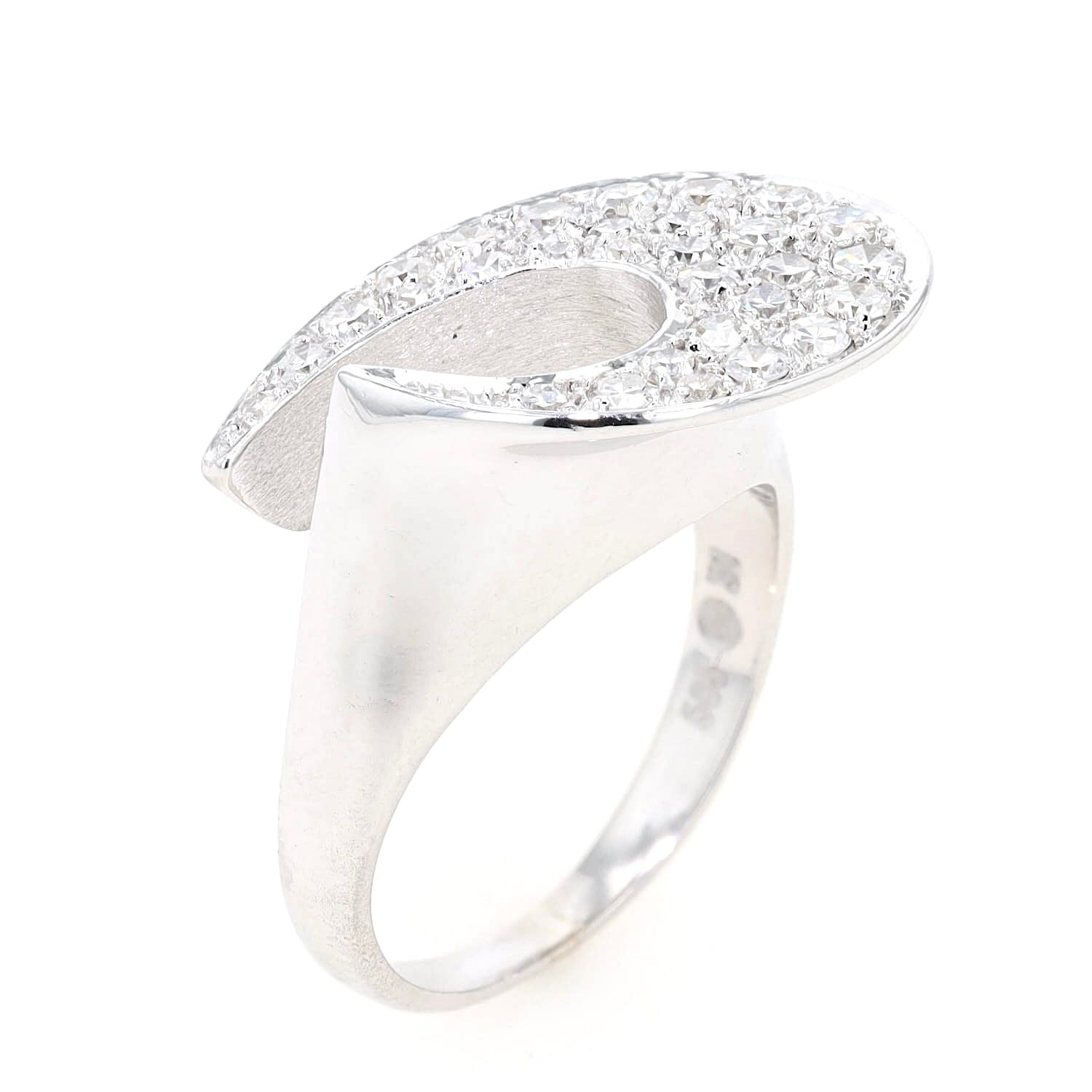 Ring in 585er Weißgold mit Brillanten, stehend leicht gedreht