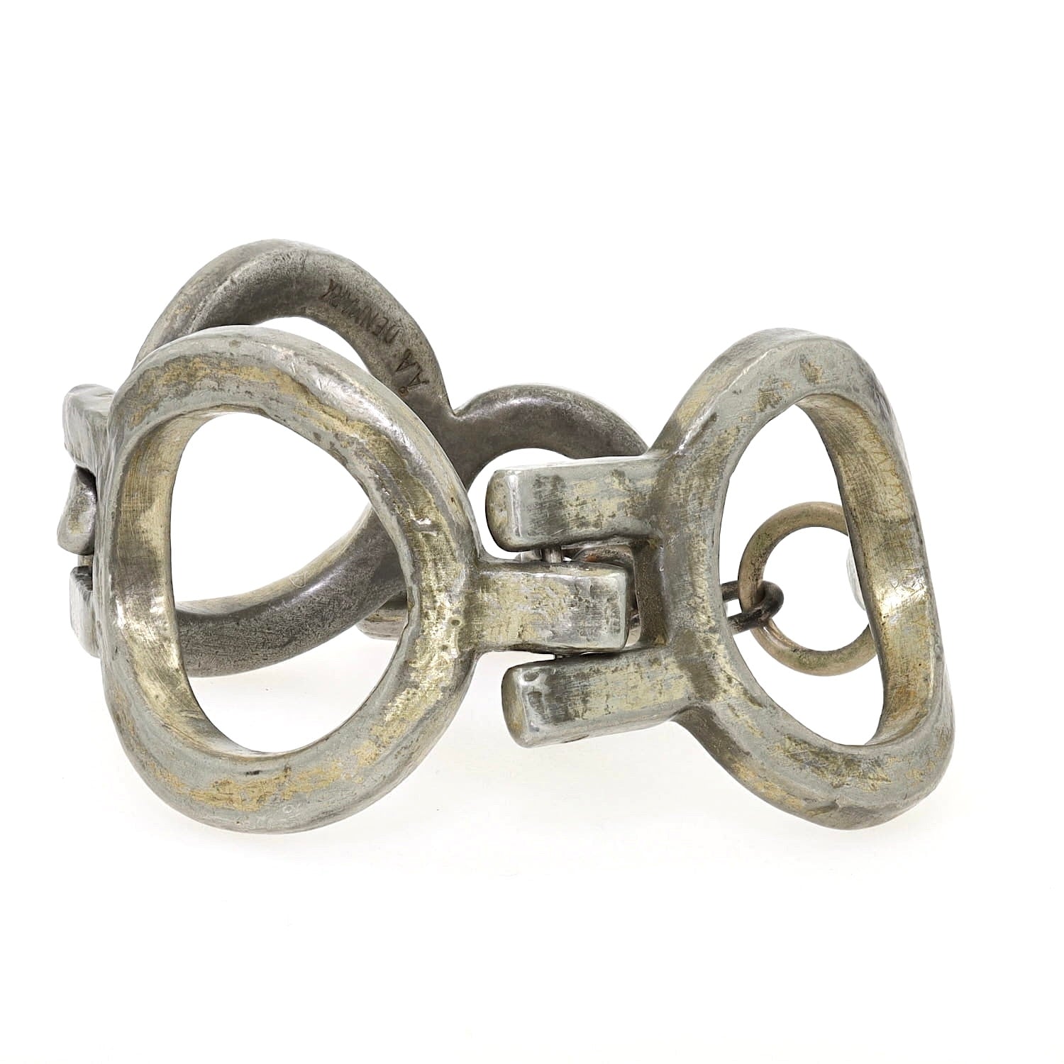 Armband von Anders Andersen in Zinn gearbeitet, geschlossen aufgerichtet leicht rechts gedreht