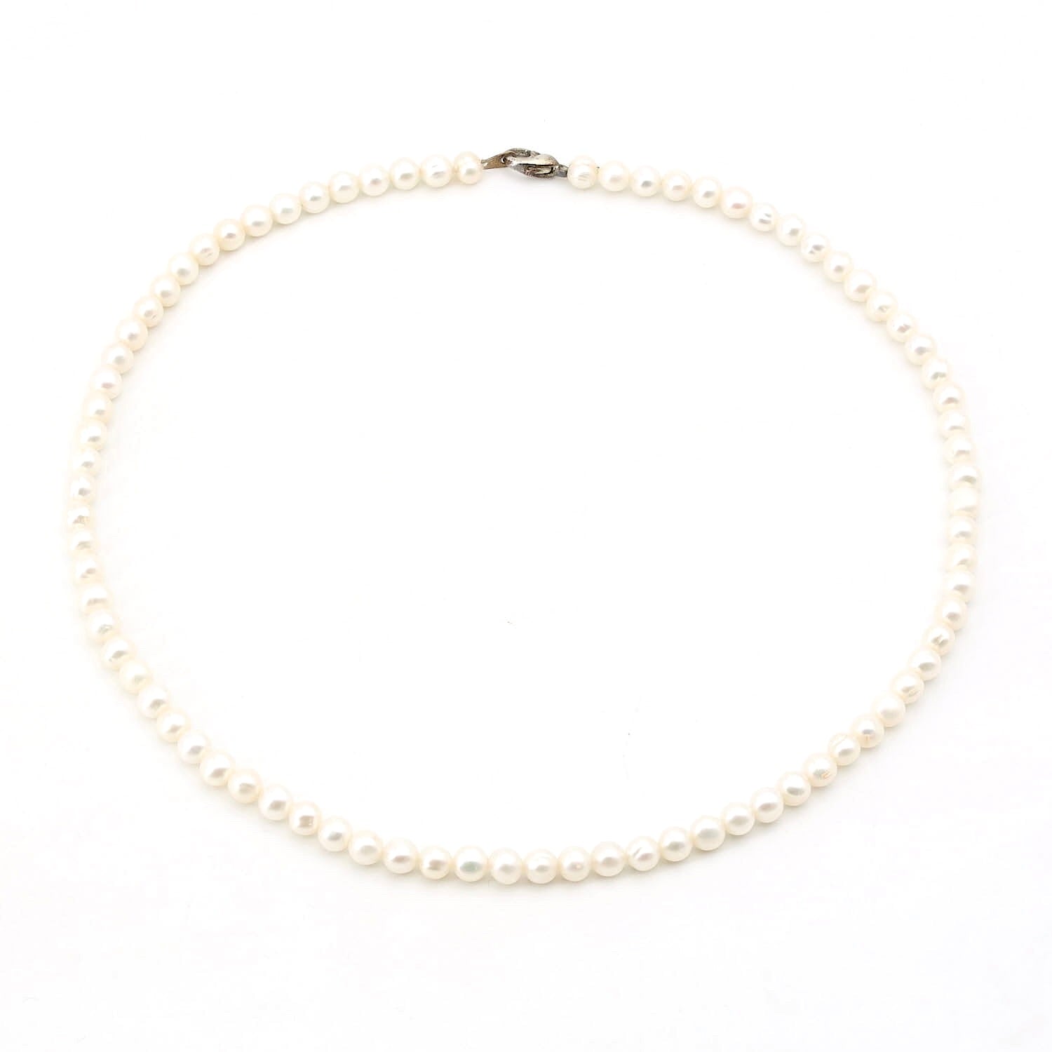 Akoya-Zuchtperlenkette, liegend geschlossen Draufsicht