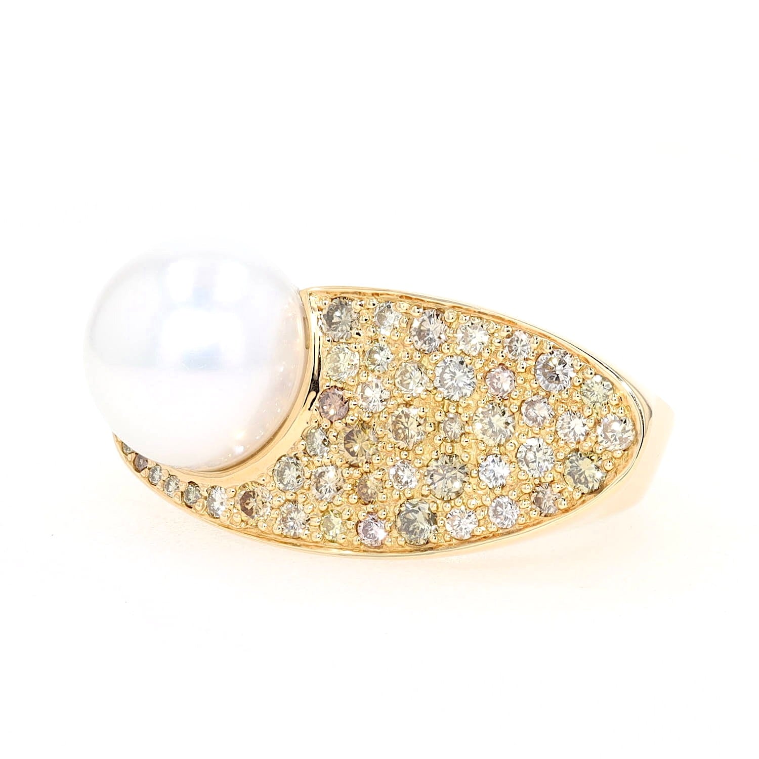 Ring von der Manufaktur Gellner in 750er Gelbgold mit einer großen Südsee-Zuchtperle und Brillanten, liegend links gedreht