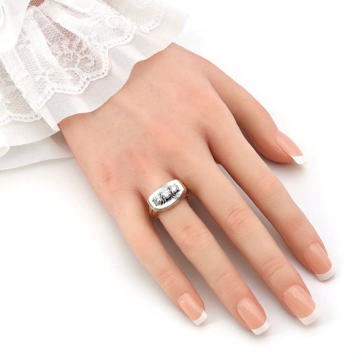 Ring in 750er Gelb- und Weißgold mit Brillanten, gesamt ca. 0,77 ct, an einer künstlichen Hand