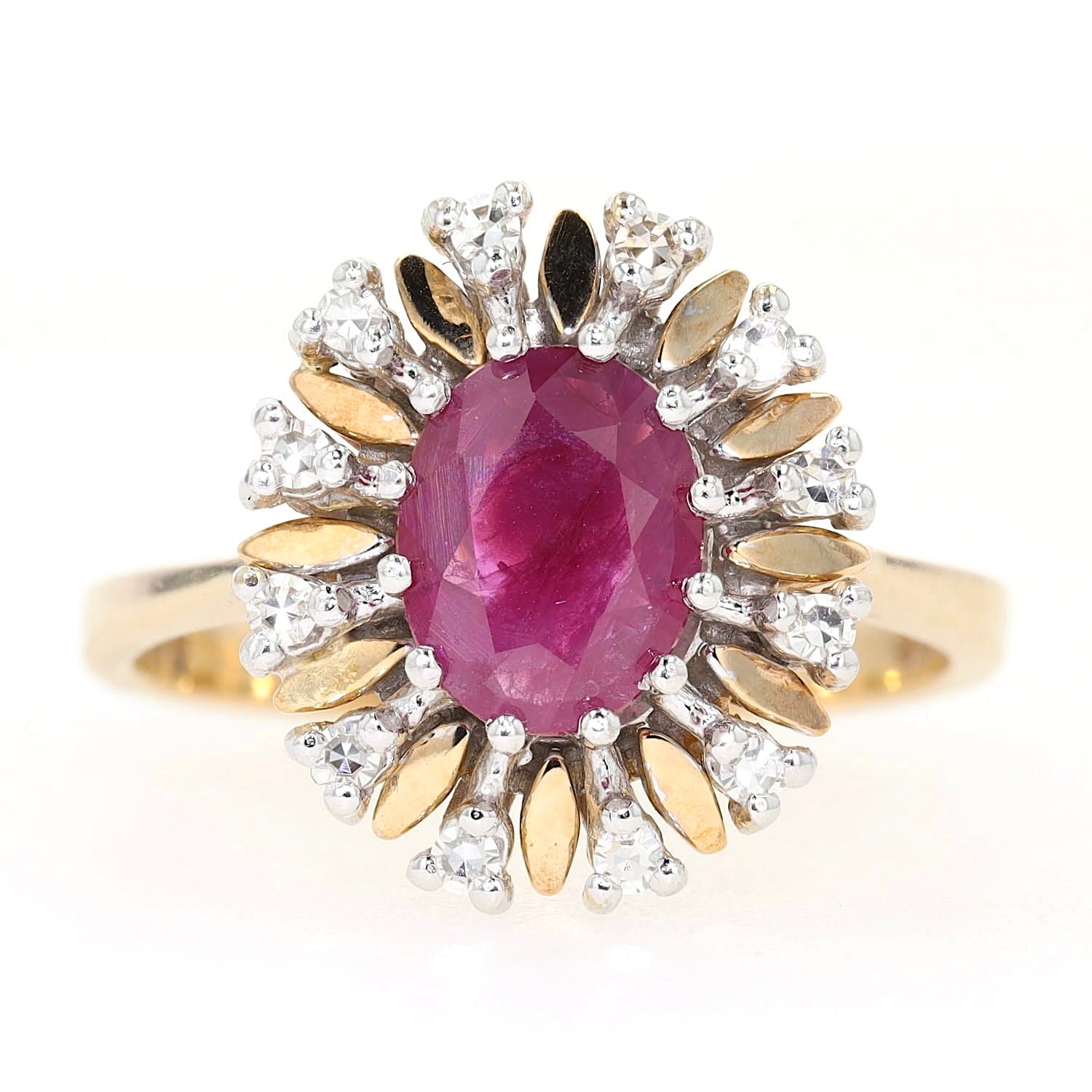 Ring in 585er Gelb- und Weißgold mit einem Rubin und Diamanten, liegend frontal