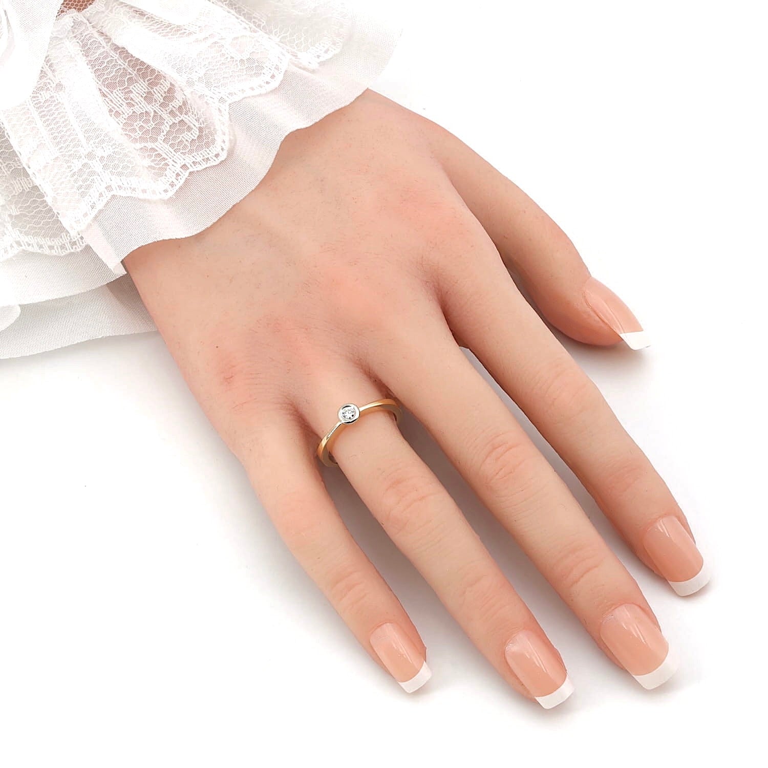 Christ Ring in 585er Gelbgold mit einem Brillanten, an einer künstlichen Hand