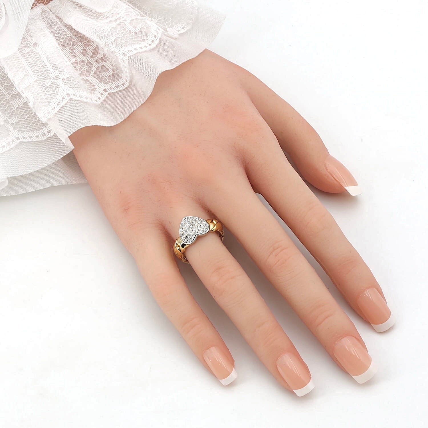 Peter Fischer Ring in 750er Gelbgold mit Brillanten, an einer künstlichen Hand