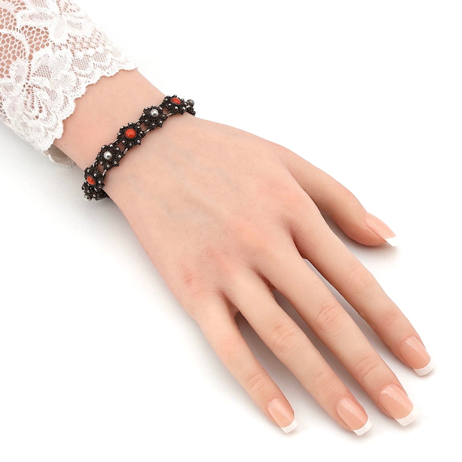 Vintage Trachtenschmuck-Armband in 800er Silber mit Korallen, an einem künstlichen Arm