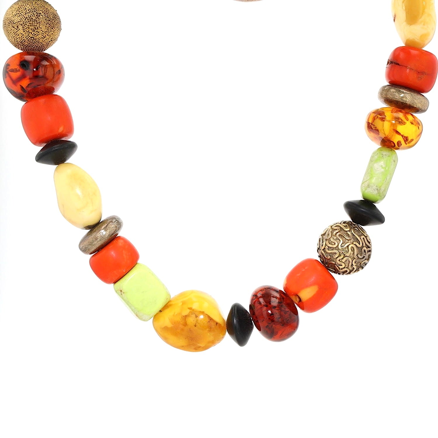 Designerkette mit Bernstein, Koralle, Magnesit und vergoldeten Silberelementen, hängend frontal