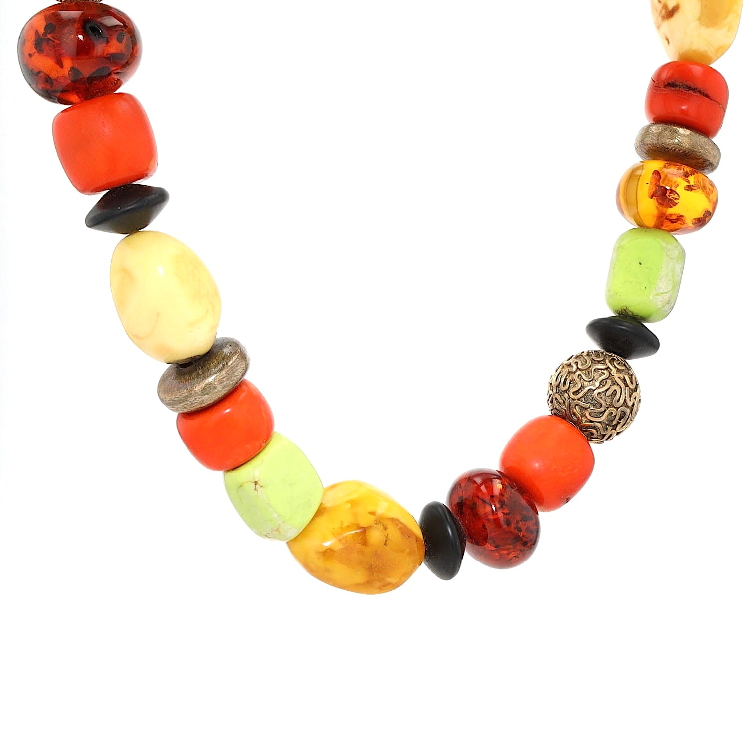 Designerkette mit Bernstein, Koralle, Magnesit und vergoldeten Silberelementen, hängend leicht links gedreht