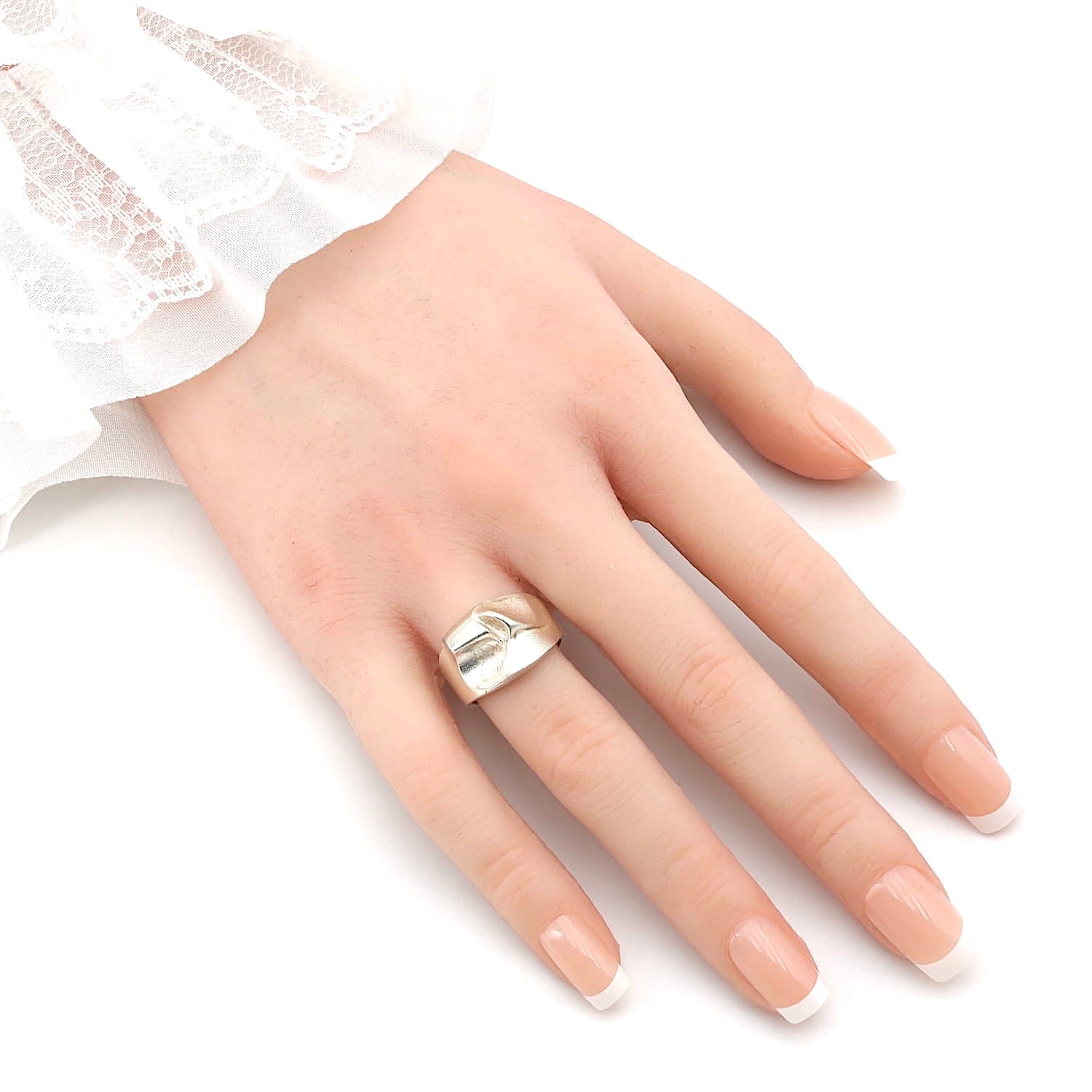 Lapponia Ring Björn Weckström in 925er Silber, an einer künstlichen Hand