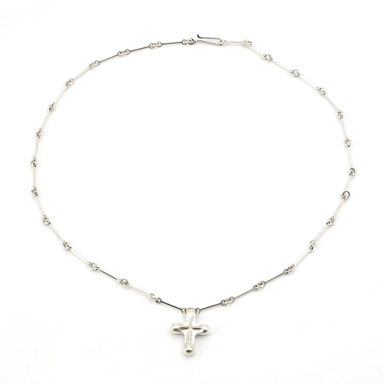 Lapponia Kette, Design Björn Weckström mit einem Kreuz in 925er Silber, liegend geschlossen Draufsicht