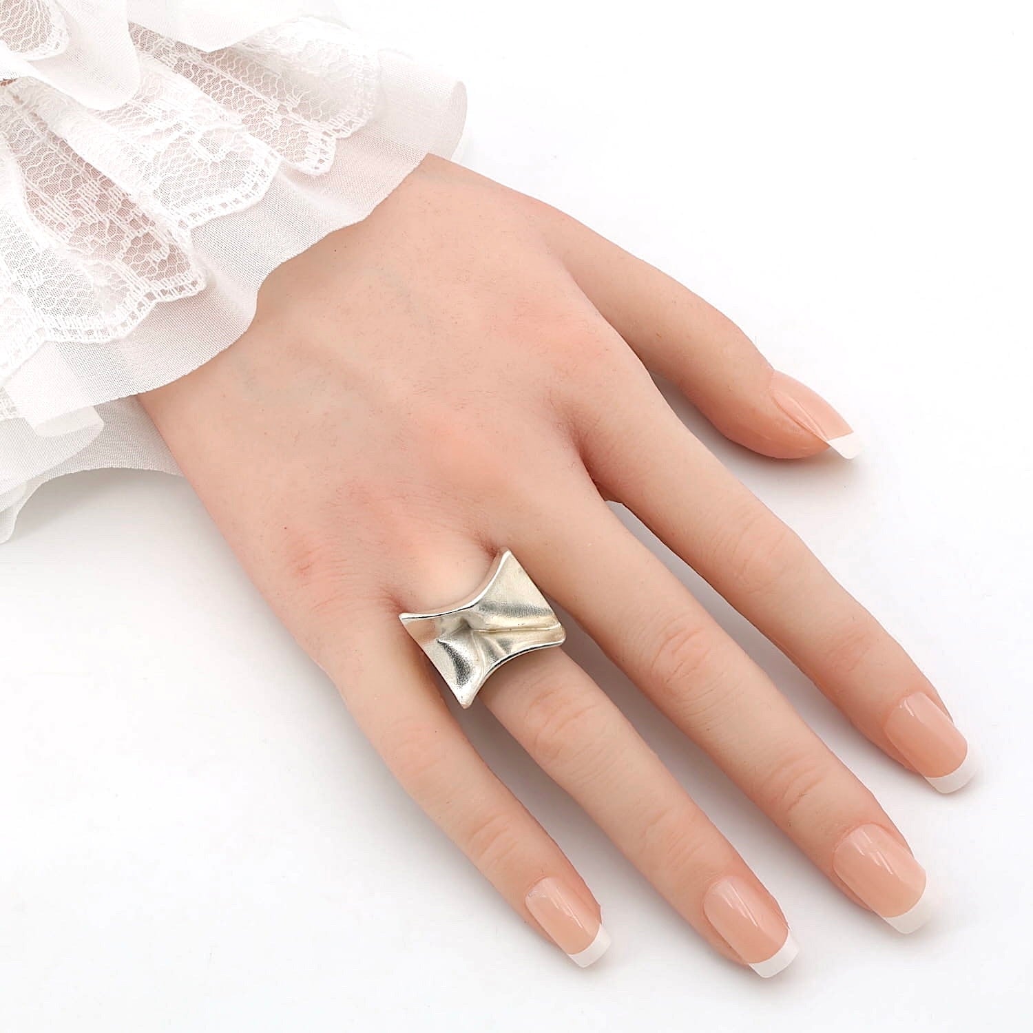 Lapponia Ring von Björn Weckström in 925er Silber, an einer künstlichen Hand
