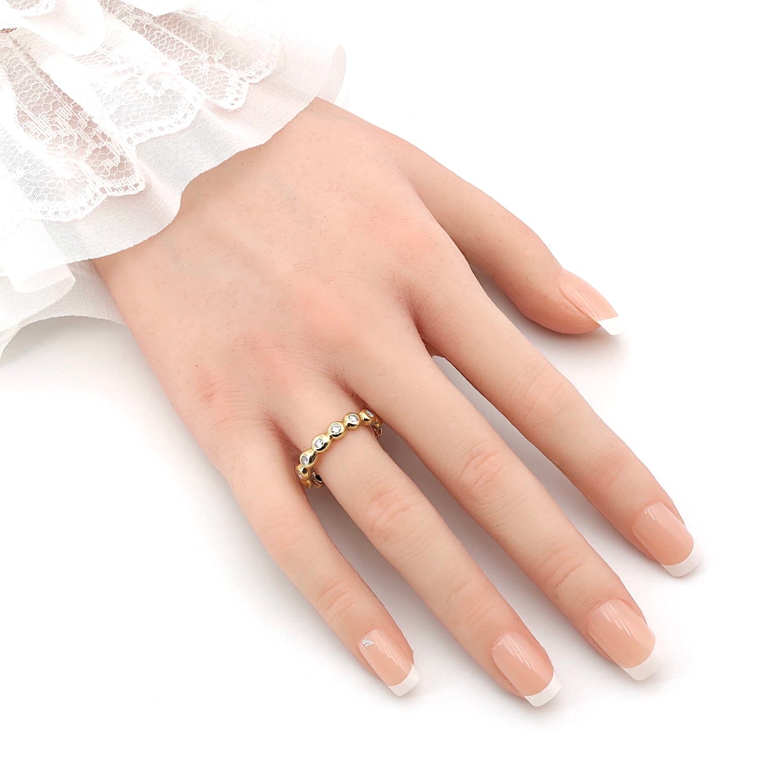 Memoire Ring in 585er Gelbgold mit ca. 0,58 ct Brillanten, an einer künstlichen Hand