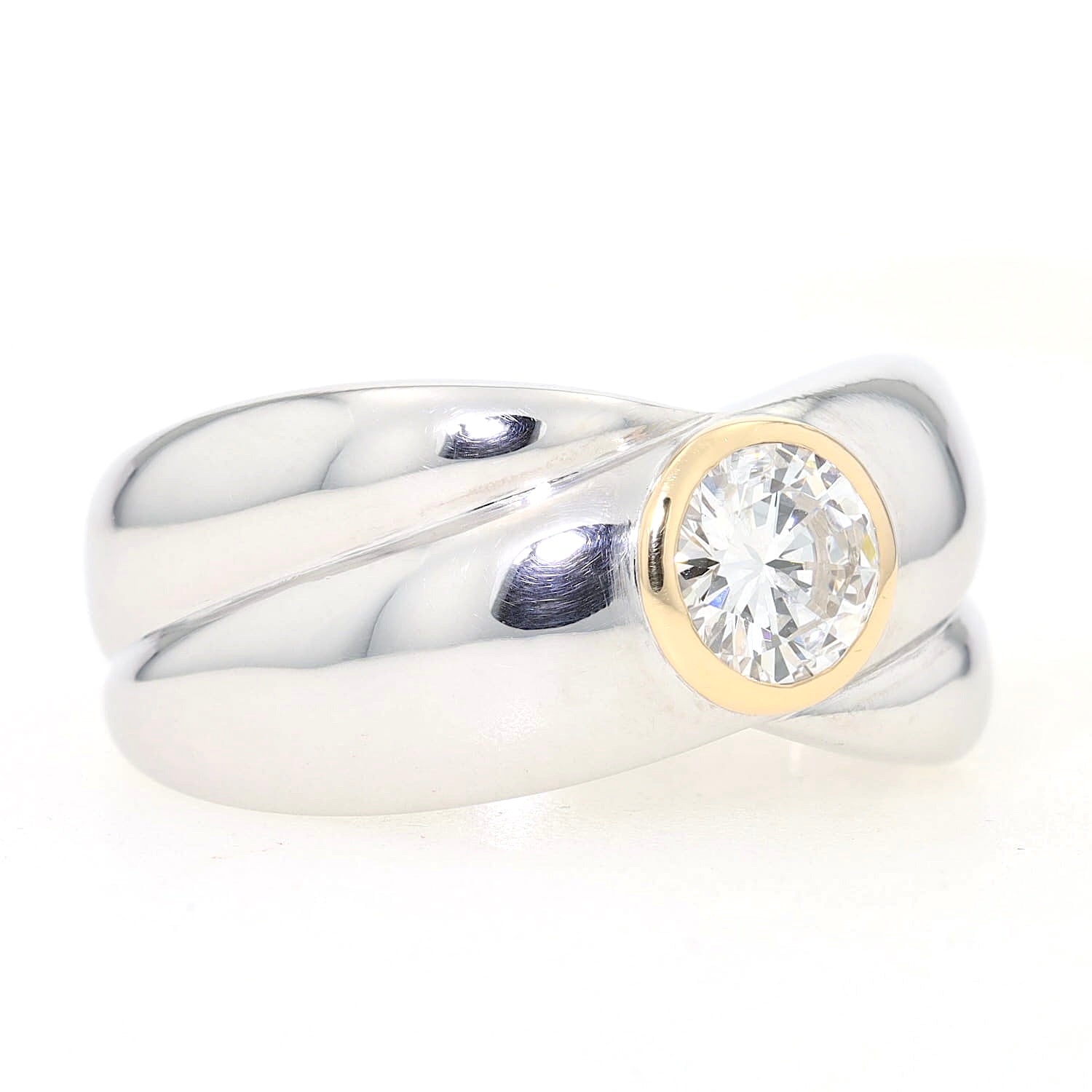 Crossover-Ring in 750er Weißgold mit einem Brillanten ca. 0,70 ct, liegend leicht links gedreht