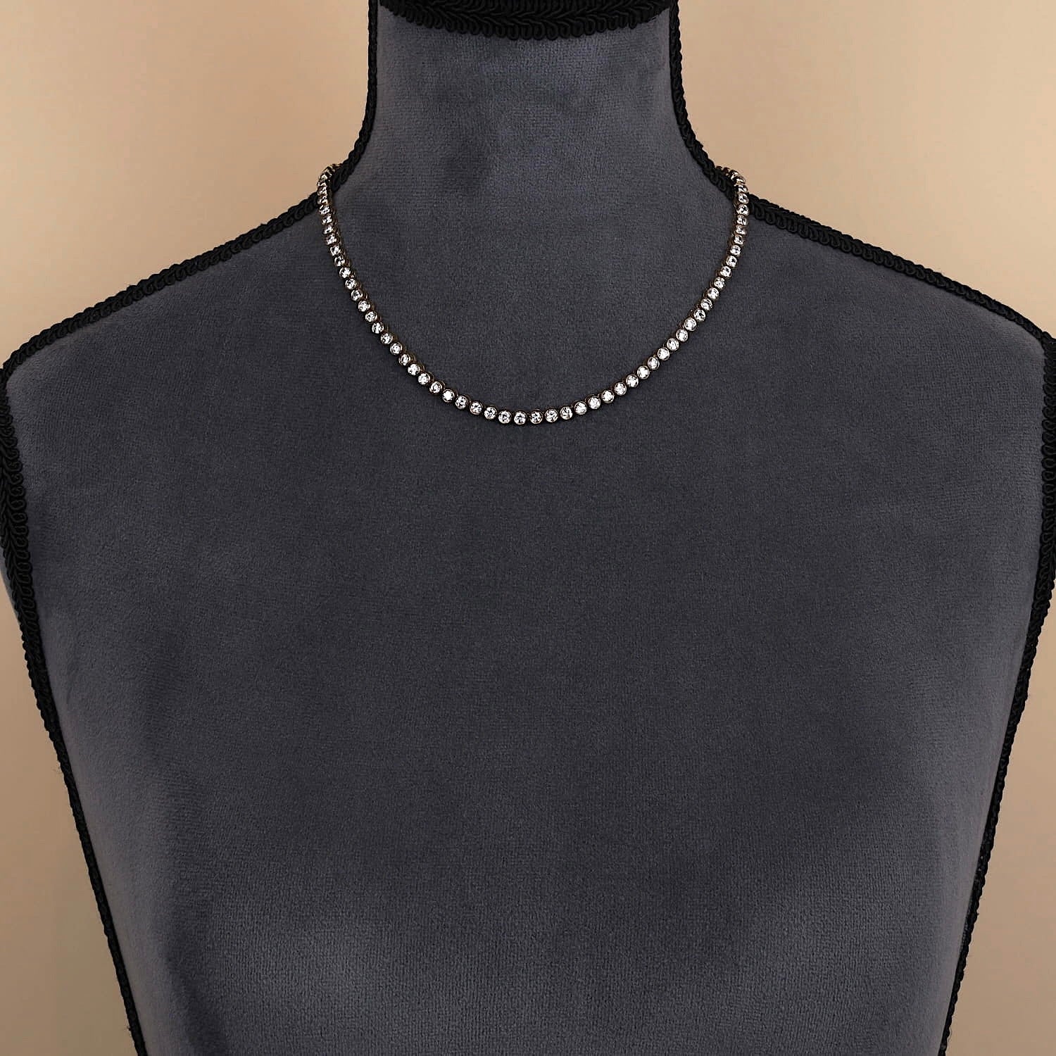 Tenniscollier in 925er Silber, vergoldet mit weißen Cubic Zirkonias, an einer schwarzen Büste