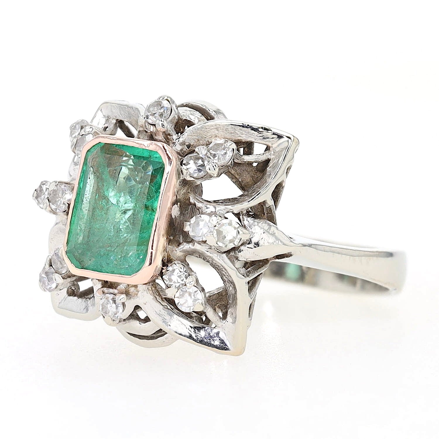 Art Deco ring made of 750 white gold with an emerald and diamonds, turned left