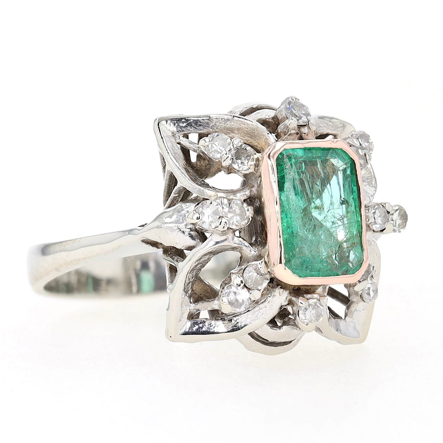 Art Deco ring made of 750 white gold with an emerald and diamonds, turned lying on the right