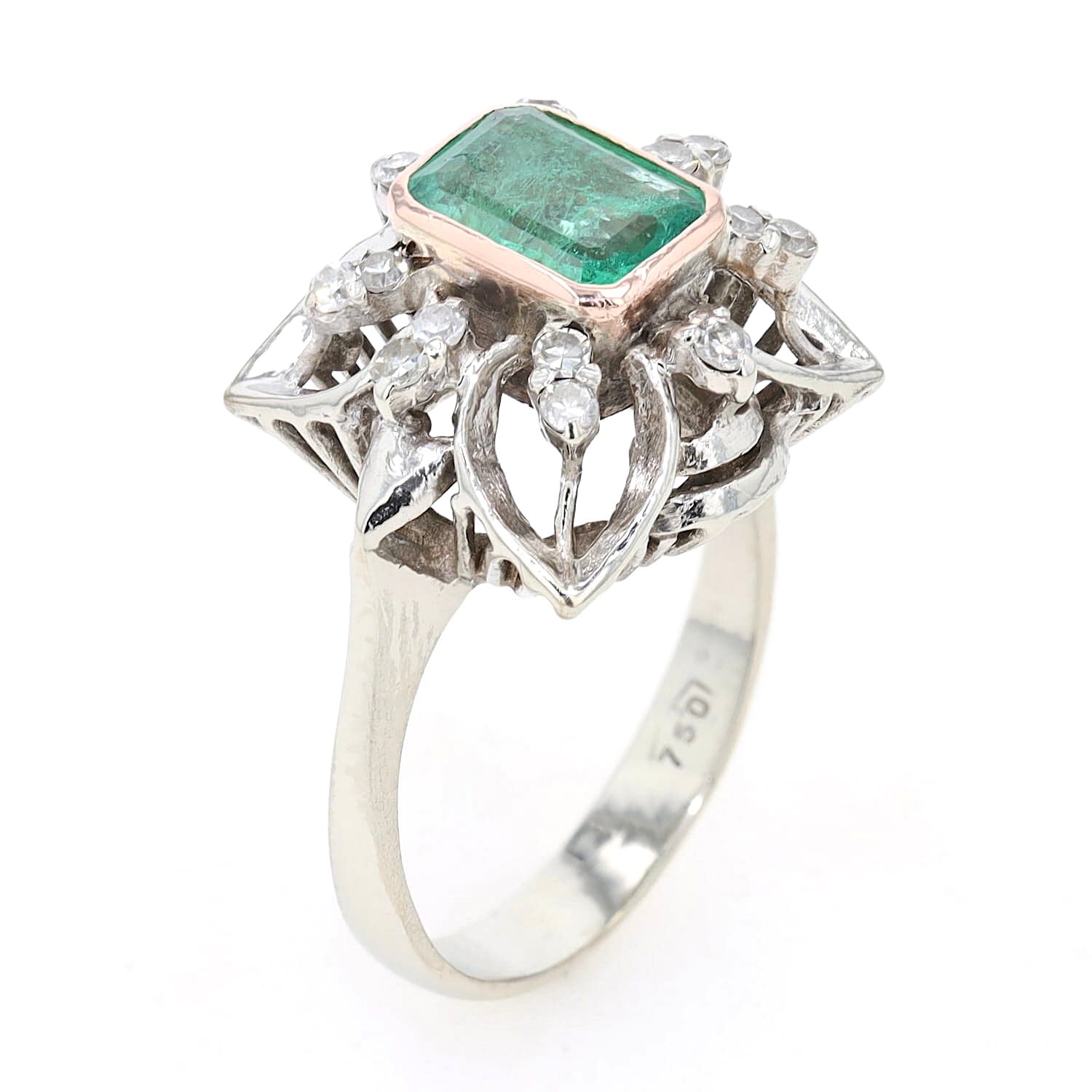 Art Deco ring made of 750 white gold with an emerald and diamonds, standing
