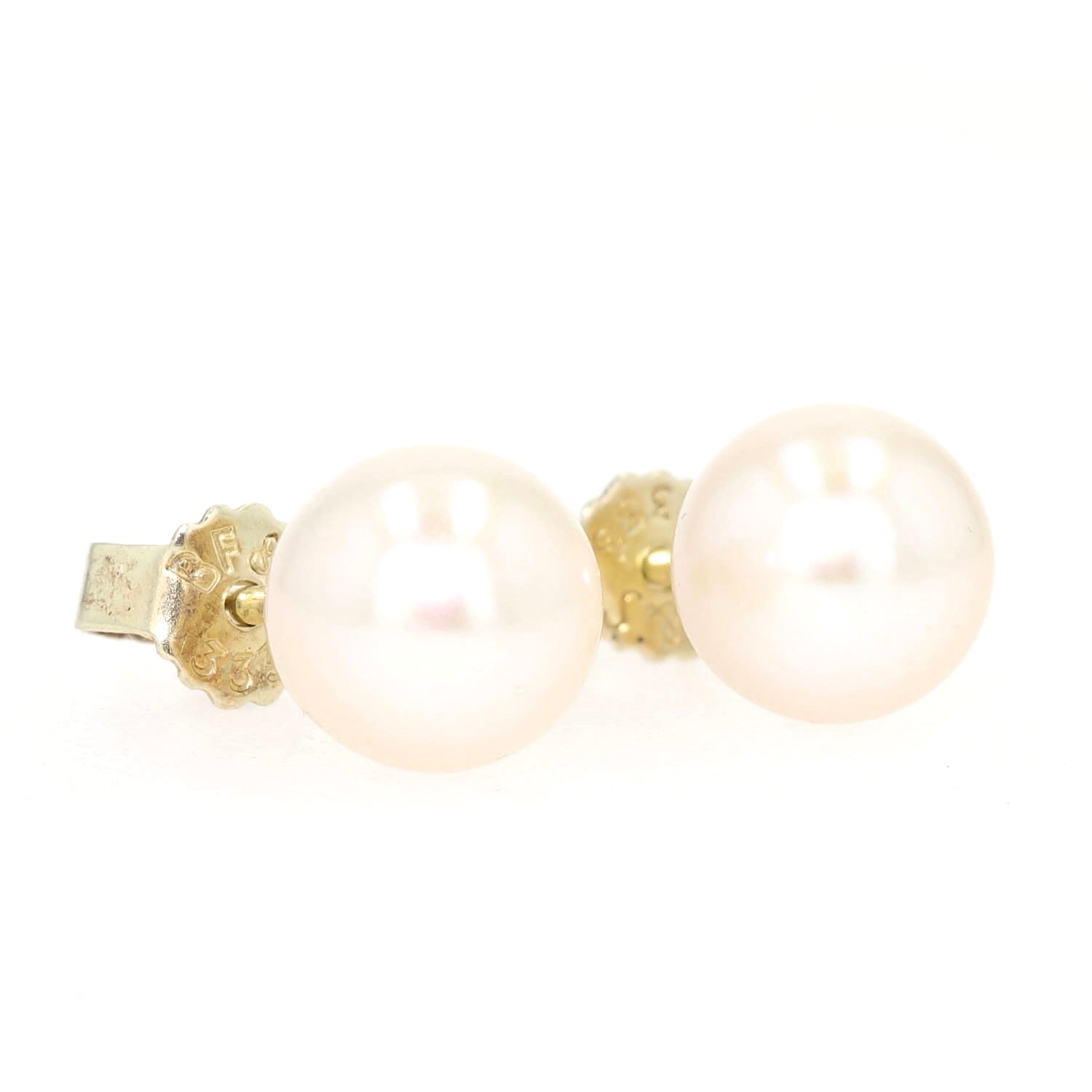 Pair of stud earrings in 333 yellow gold with one each cultured pearl, lying slightly turned to the right