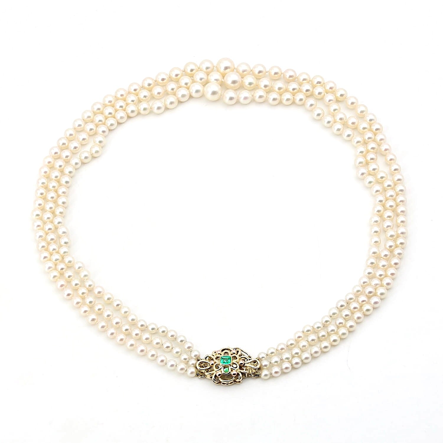 Wien - Art Deco Zuchtperlencollier mit drei Strängen im Verlauf, Schloss 585er Gelbgold mit einem Smaragd, liegend geschlossen Draufsicht