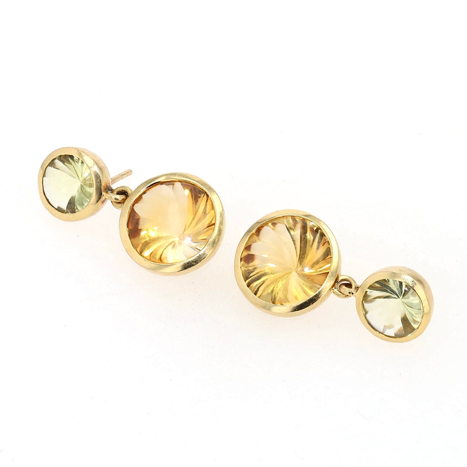 Kunstvolle Ohrringe in 750er Gelbgold mit Citrinen, liegend links gedreht
