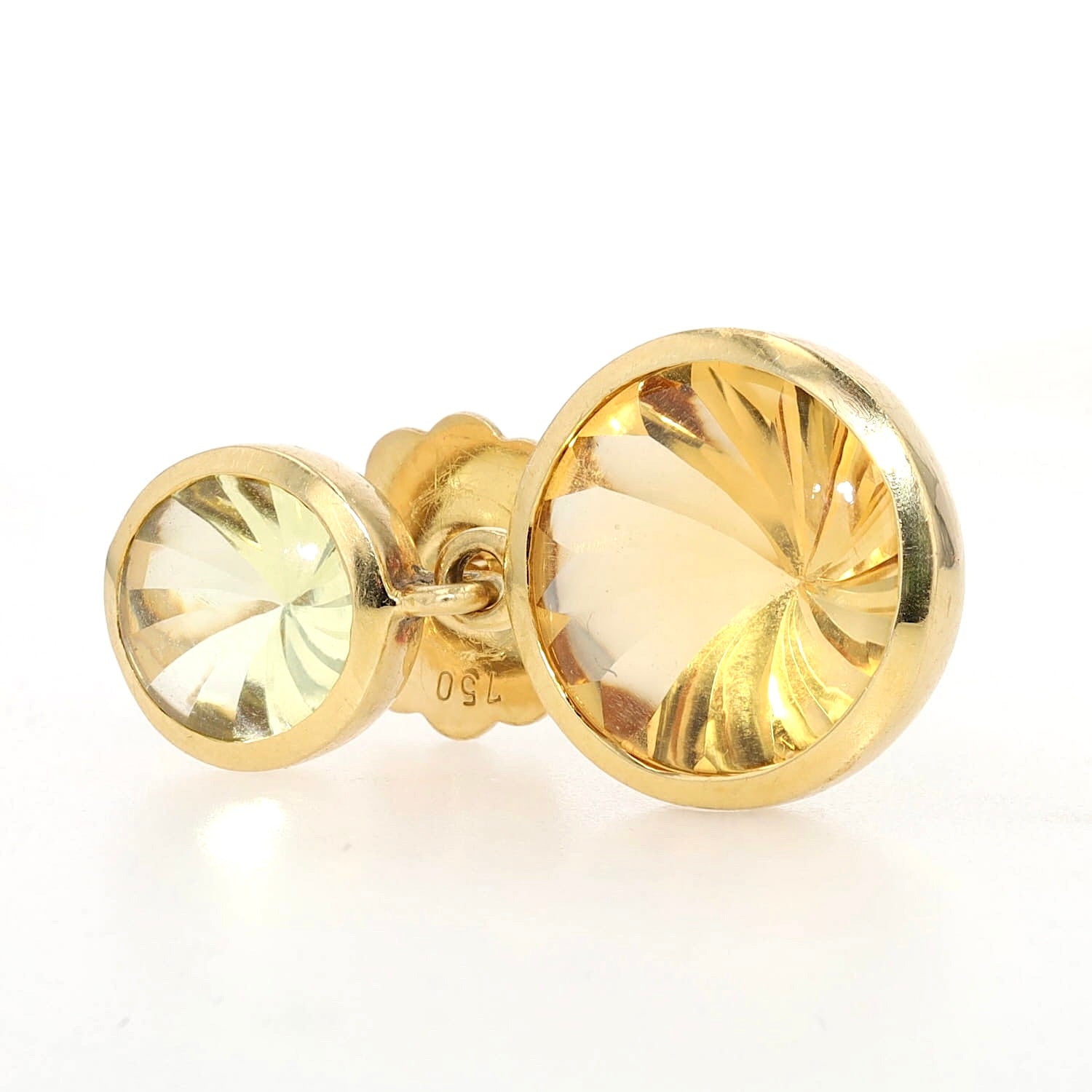 Kunstvolle Ohrringe in 750er Gelbgold mit Citrinen, einzelnd liegend links gedreht