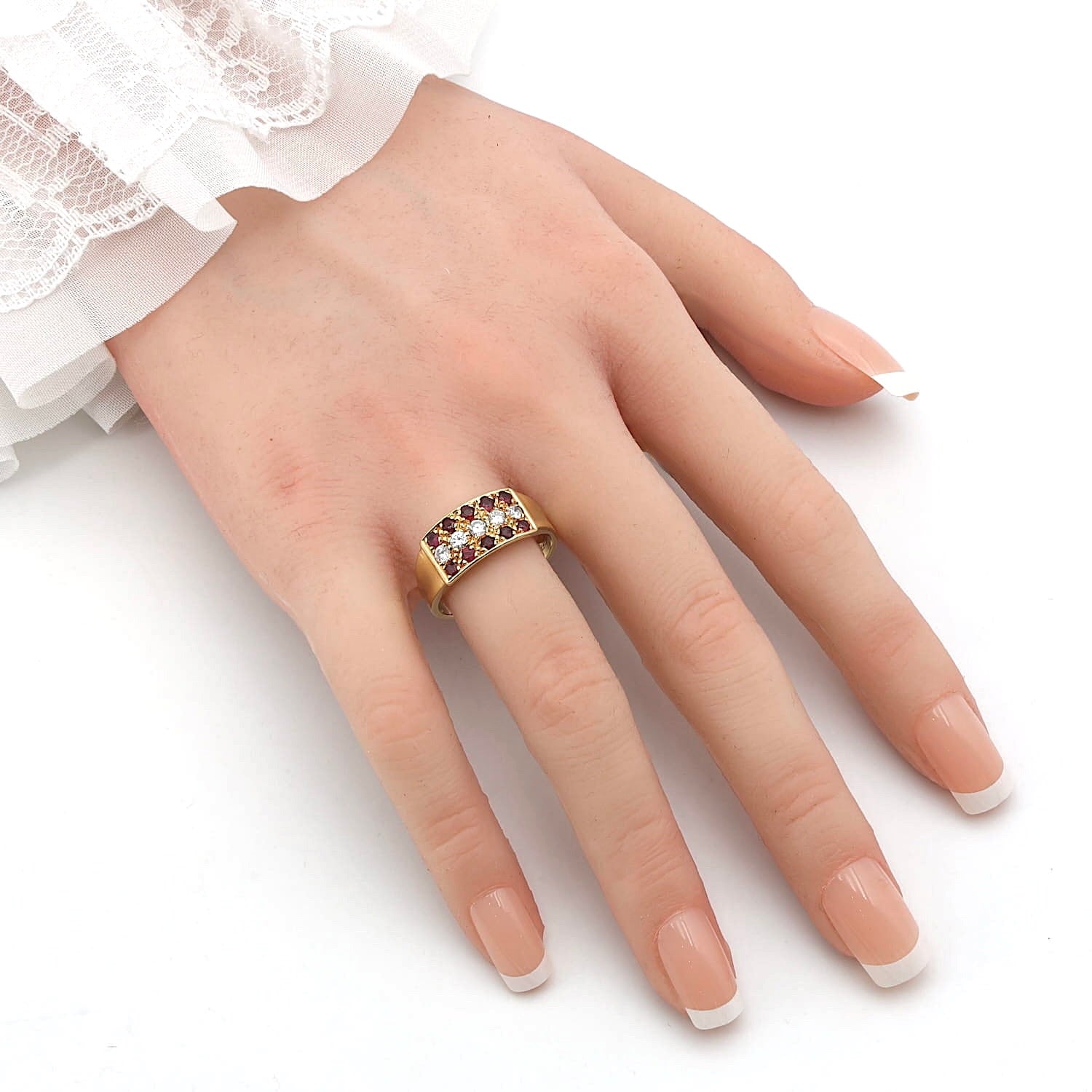 Ring in 585er Gelbgold mit Brillanten und Rubinen, an einer künstlichen Hand