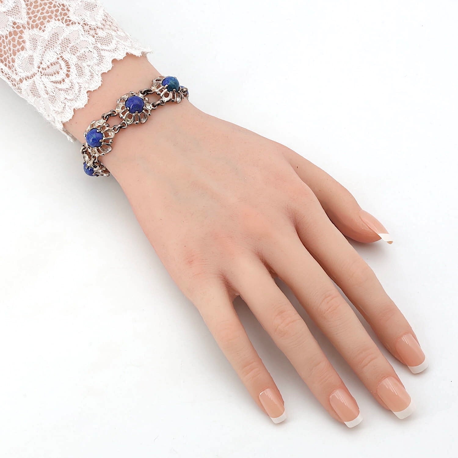 Vintage Armband in 835er Silber mit Lapis lazuli, an einer künstlichen Hand