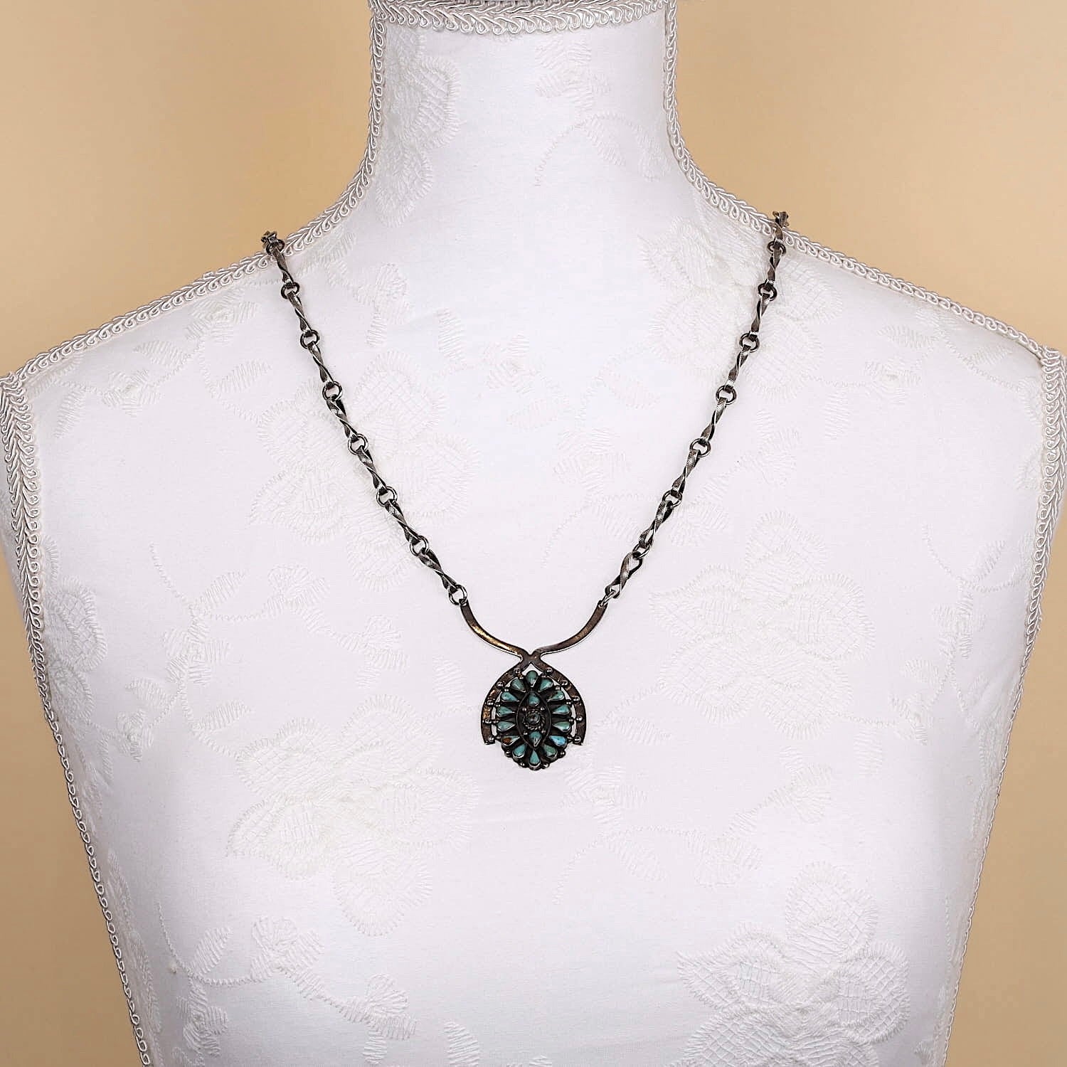 Navajo Indianerkette in 925er Silber mit Türkisen, an einer weißen Büste